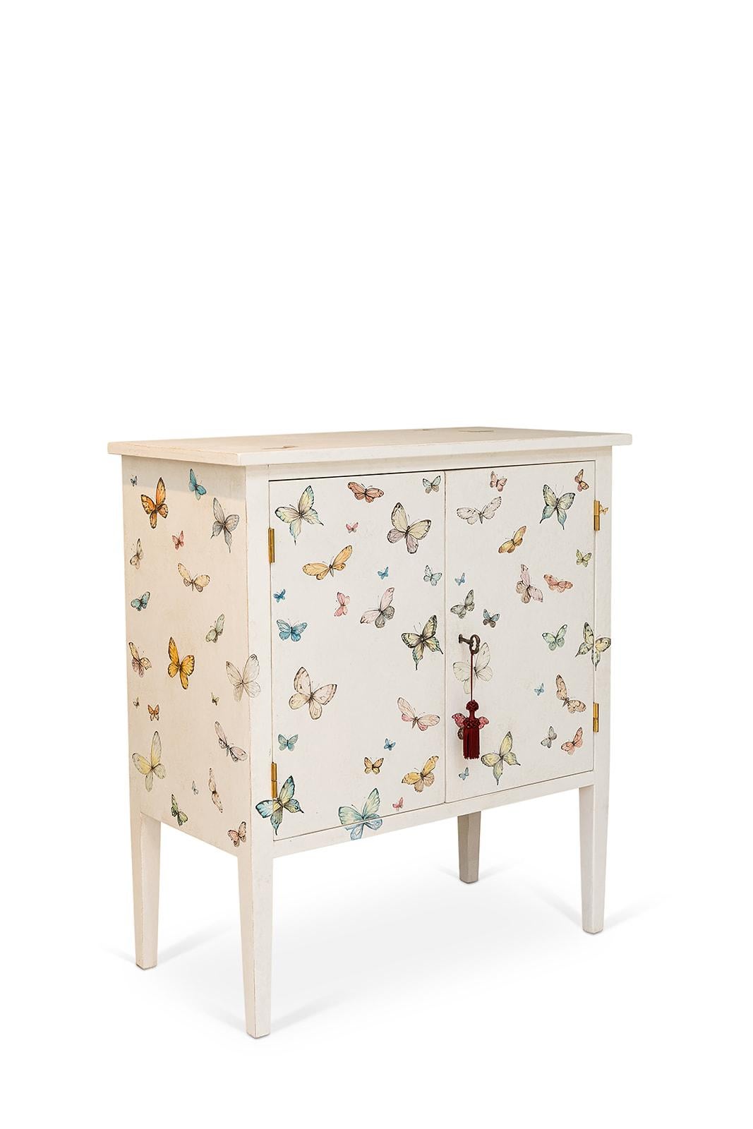 Armario Barberini del siglo XVIII pintado a mano en estilo veneciano con mariposas en venta 2