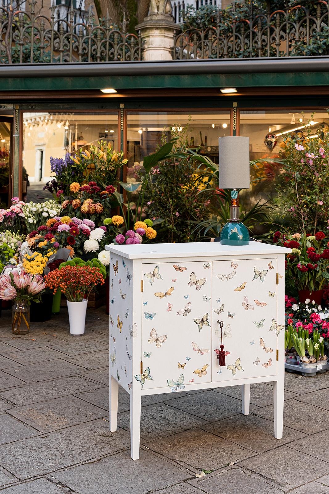 De nuestra Colección de Muebles Pintados a Mano, nos complace presentarte nuestro Armario Barberini con Estante Interior.
El armario Barberini es una pequeña y encantadora ensoñación vestida de blanco tiza, como si hubiera capturado un trozo de