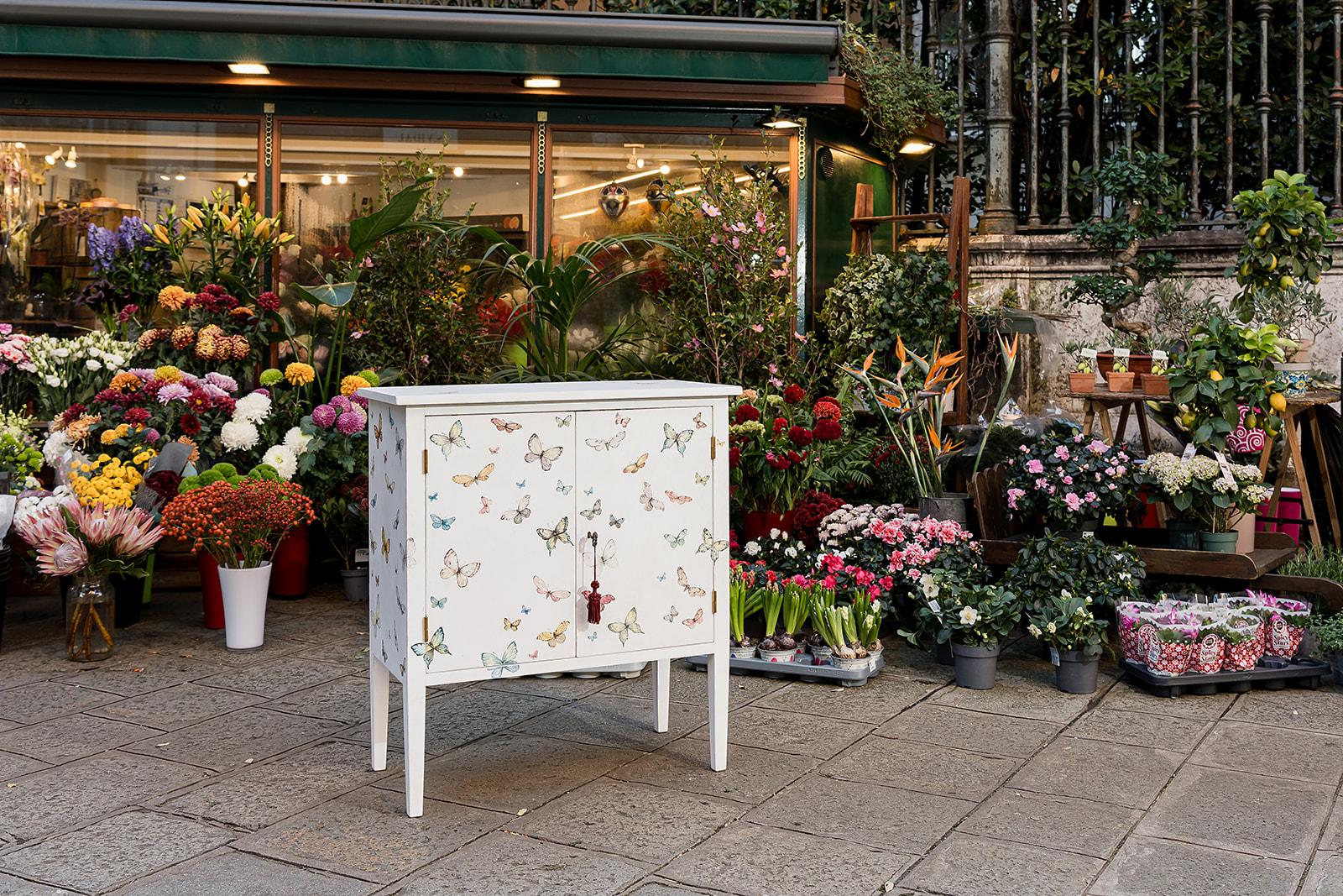 Armario Barberini del siglo XVIII pintado a mano en estilo veneciano con mariposas Otro en venta