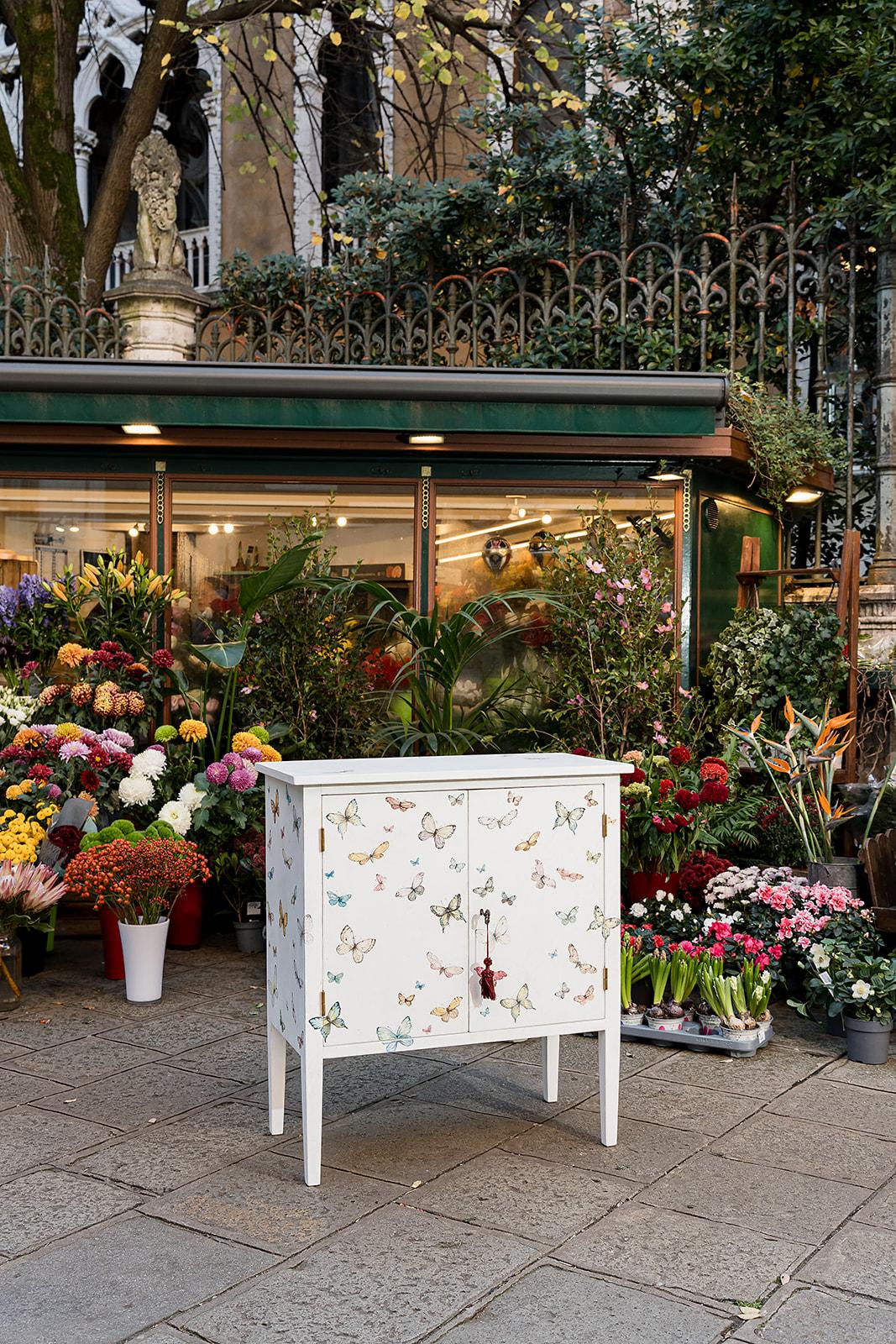 Armario Barberini del siglo XVIII pintado a mano en estilo veneciano con mariposas Italiano en venta