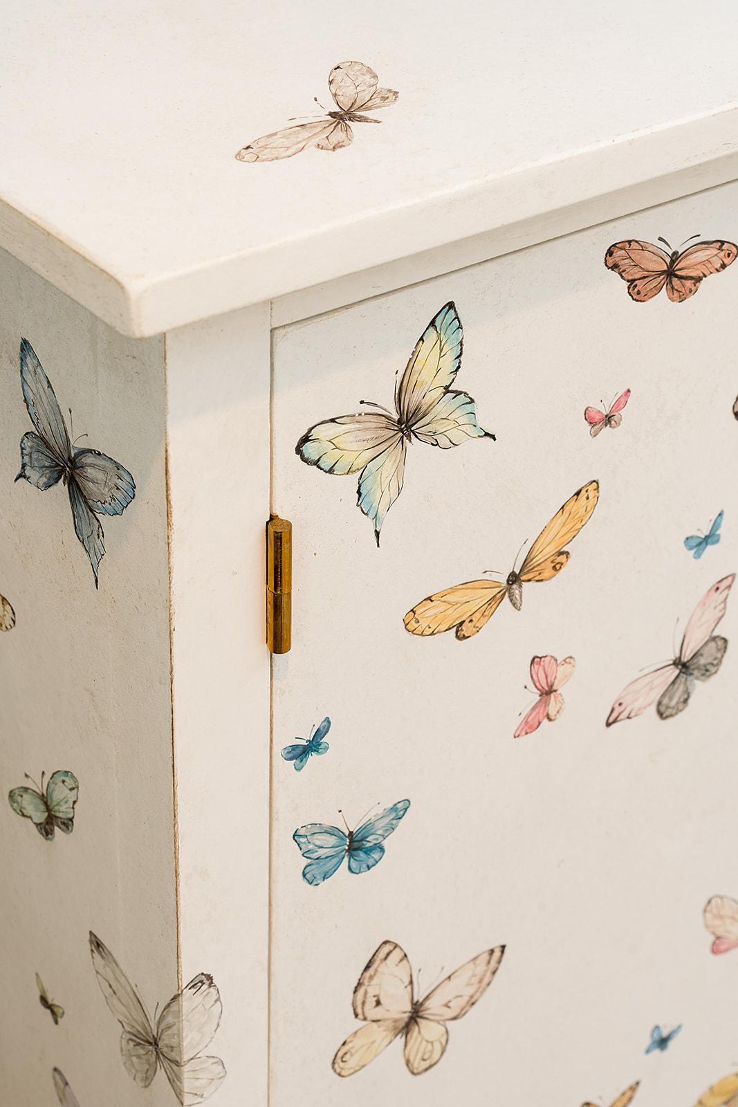 Armario Barberini del siglo XVIII pintado a mano en estilo veneciano con mariposas Pintado a mano en venta