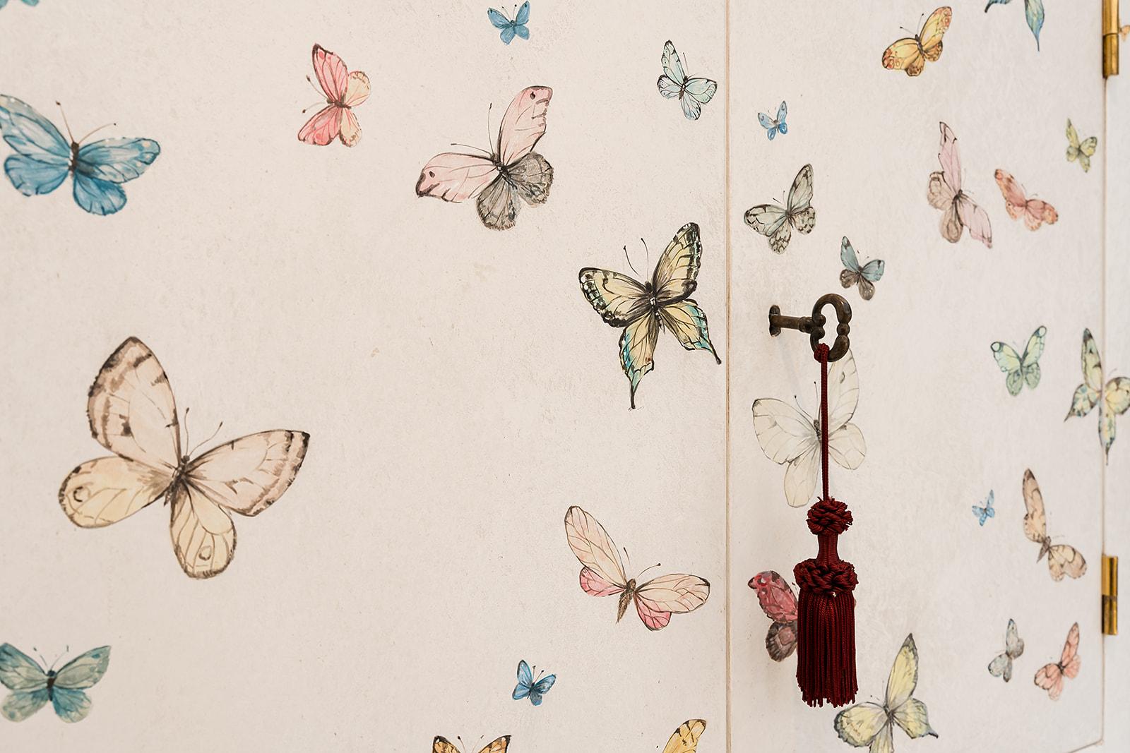 Armario Barberini del siglo XVIII pintado a mano en estilo veneciano con mariposas en Nuevo estado para la venta en Ronchi dei Legionari, IT