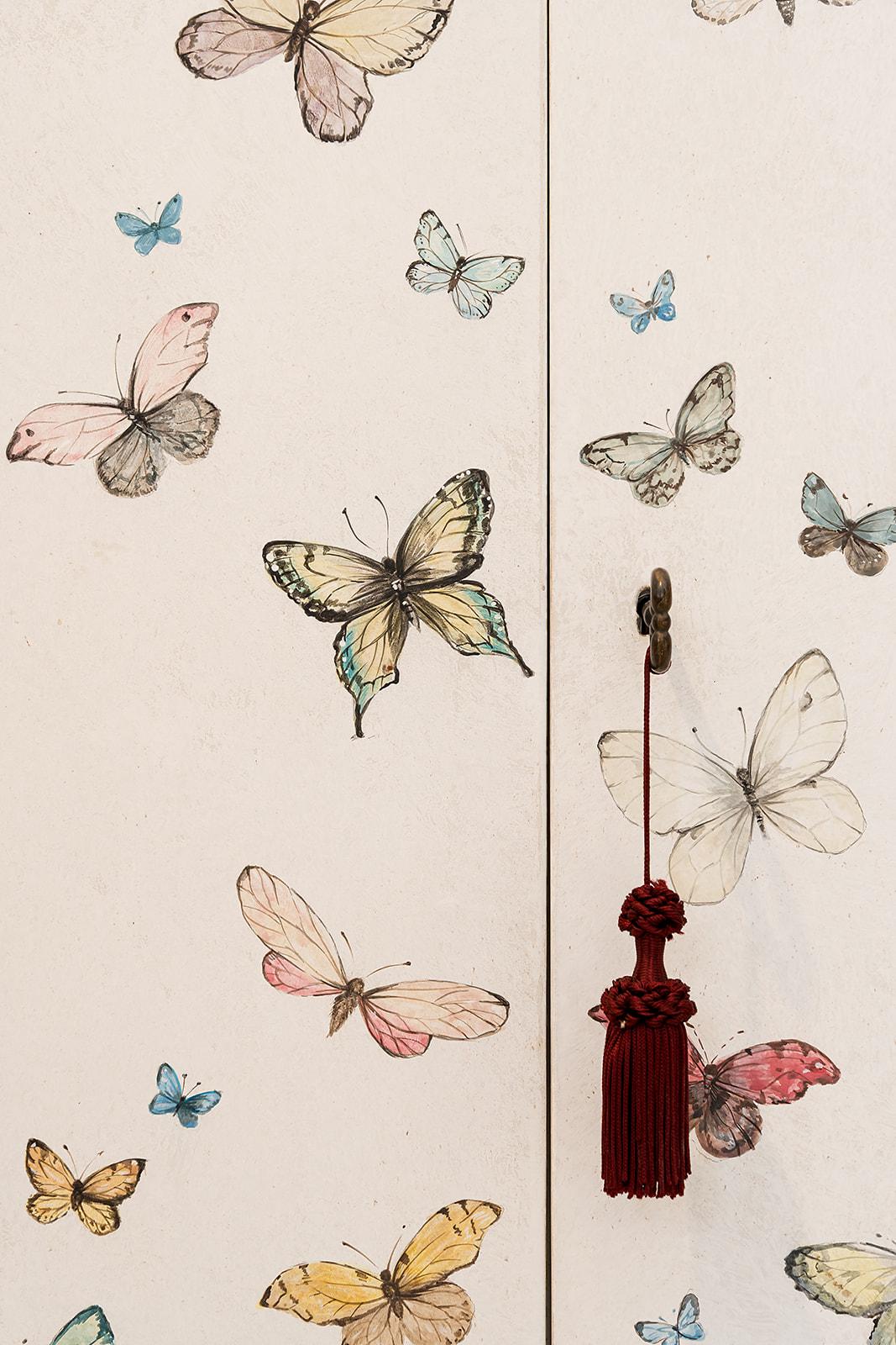 Armario Barberini del siglo XVIII pintado a mano en estilo veneciano con mariposas Siglo XXI y contemporáneo en venta