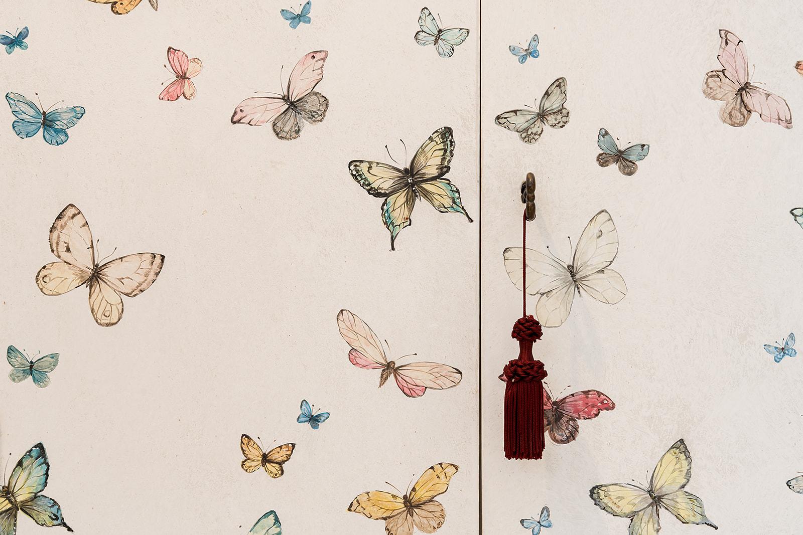 Armario Barberini del siglo XVIII pintado a mano en estilo veneciano con mariposas Madera en venta