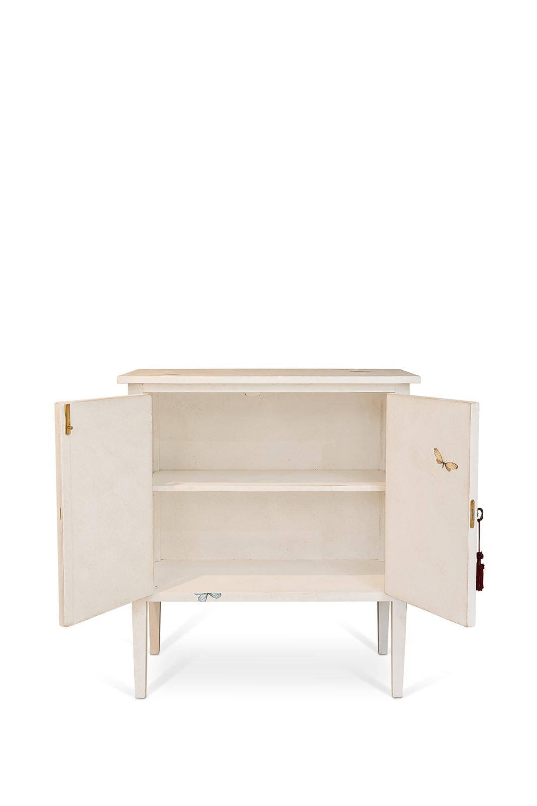 Armario Barberini del siglo XVIII pintado a mano en estilo veneciano con mariposas en venta 1