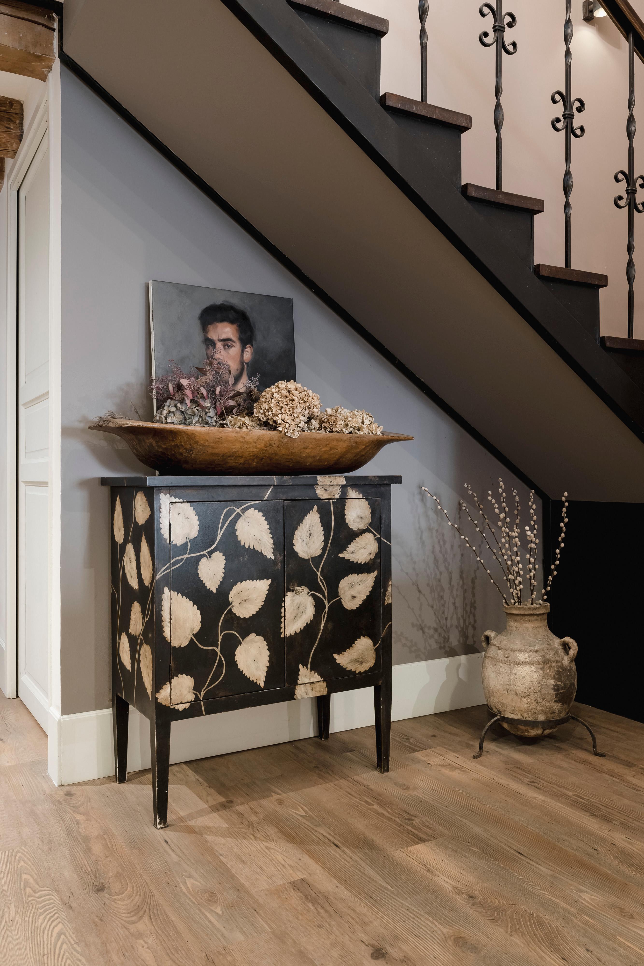 From our Hand-Painted Furniture Collection, we are pleased to introduce you to our Barberini cabinet with Internal Shelf.
In a matt black base color with golden leaf embellishments, this version of our Barberini cabinet in particular - thanks to its