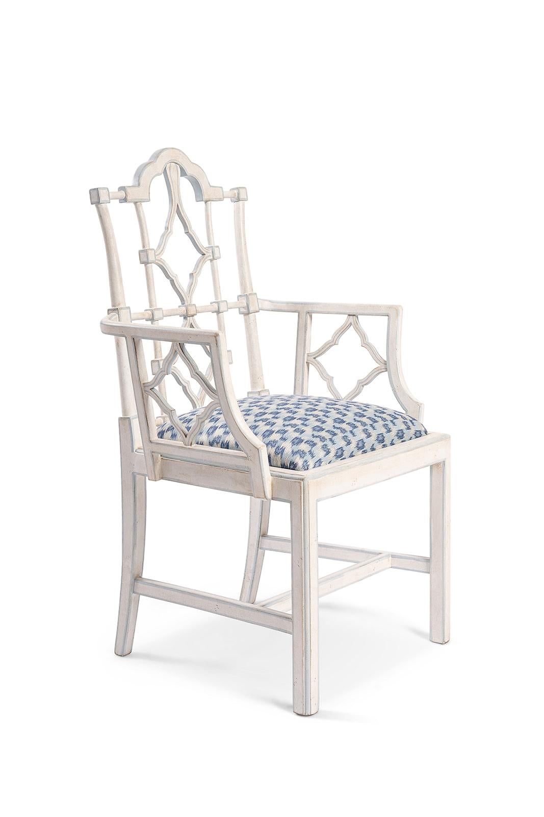 Aus unserer Collection'S für handbemalte Möbel stellen wir Ihnen den Faenza Sessel mit gepolsterter Sitzfläche vor.
Dieser makellose Sessel ist eine perfekte Mischung aus Ästhetik und handwerklichem Können. Die rechteckige, offene Rückenlehne ist