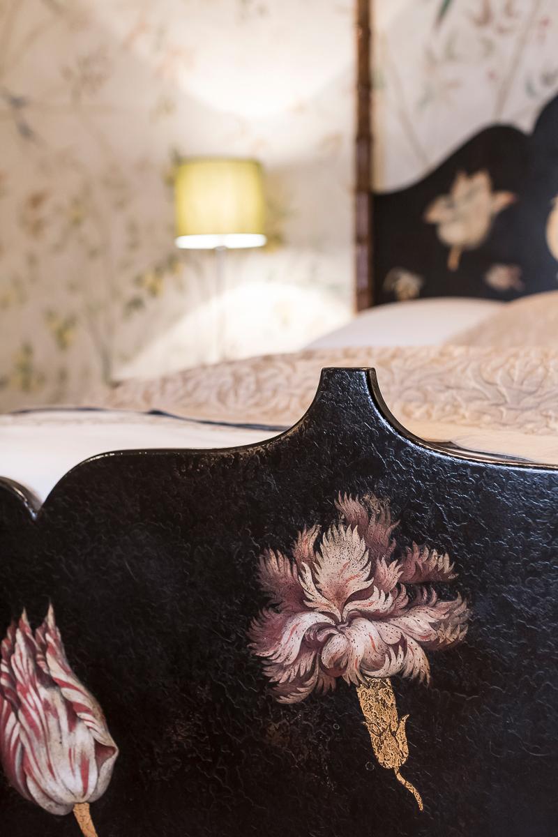 De notre Collection de meubles peints à la main, nous sommes heureux de vous présenter notre lit Oriente peint à la main en noir, des poteaux en bambou plein avec des accents dorés et des fleurons Lotus en fer.
Nous avons décidé d'opter pour un