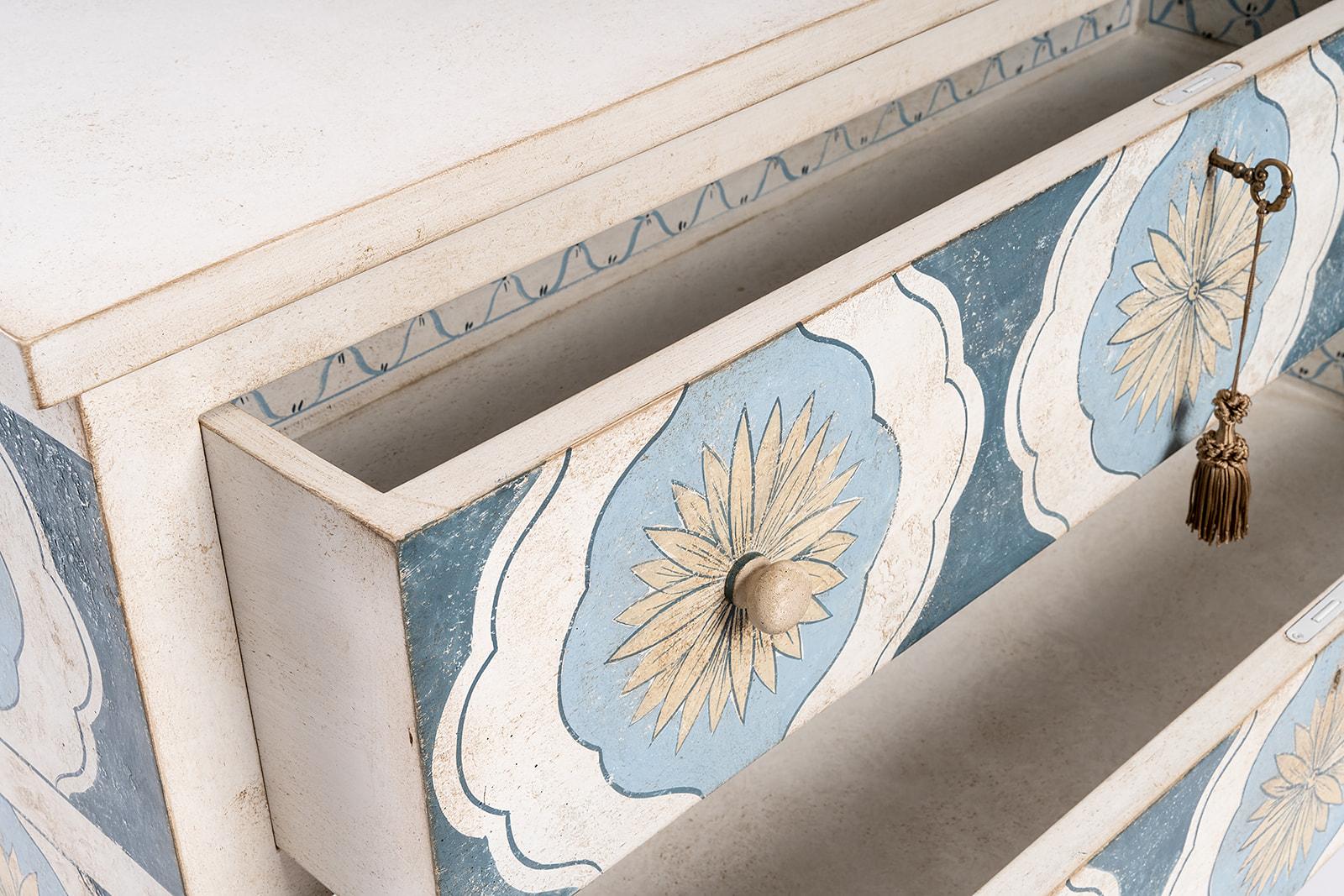 Autre Commode bleue de style vénitien du 18ème siècle peinte à la main avec tiroirs en vente