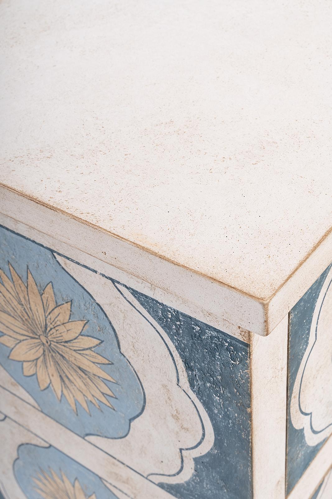 Blaue Barberini-Kommode im venezianischen Stil des 18. Jahrhunderts mit Schubladen, handbemalt im Zustand „Neu“ im Angebot in Ronchi dei Legionari, IT