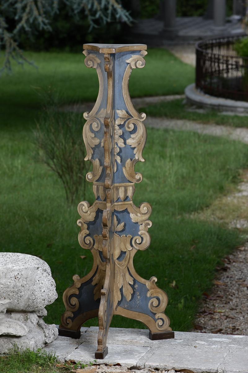 From our hand-painted Furniture Collection, we are pleased to introduce you to our Style Blue Iris Lamp Stand in Deep-Sea Blue color.
Looking for a truly Venetian piece able to evoke the slendours of the past from the most famous lagoon city in the