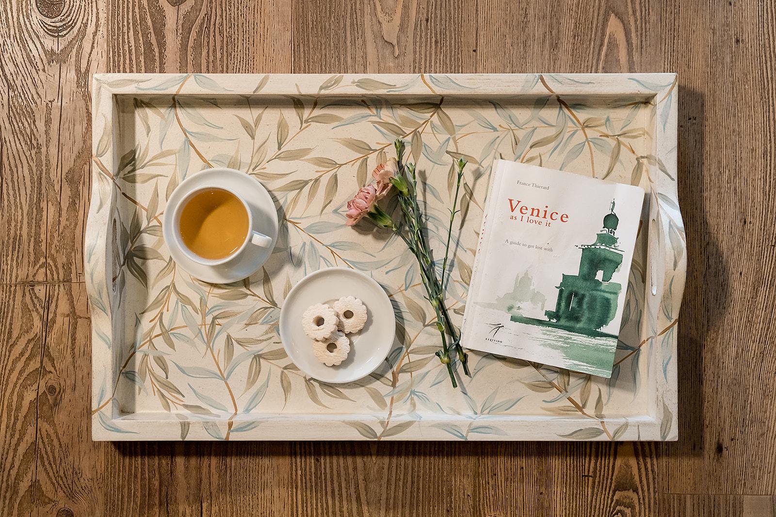 Dalla nostra collezione di mobili dipinti a mano, siamo lieti di presentarti il nostro Vassoio Rocchetta con foglie intrecciate. 

Elegante e sereno, questo vassoio Rocchetta dipinto a mano è un richiamo poetico alla tranquilla bellezza della