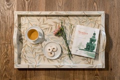 Vassoio a forma di rocchetta in stile veneziano dipinto a mano del XVIII secolo in bianco gessato con foglie