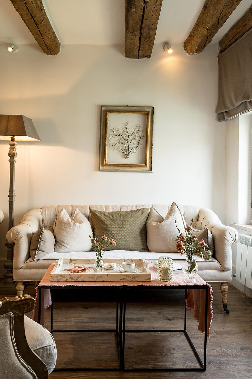 Altro Vassoio a forma di rocchetta in stile veneziano dipinto a mano del XVIII secolo in bianco gessato con foglie in vendita