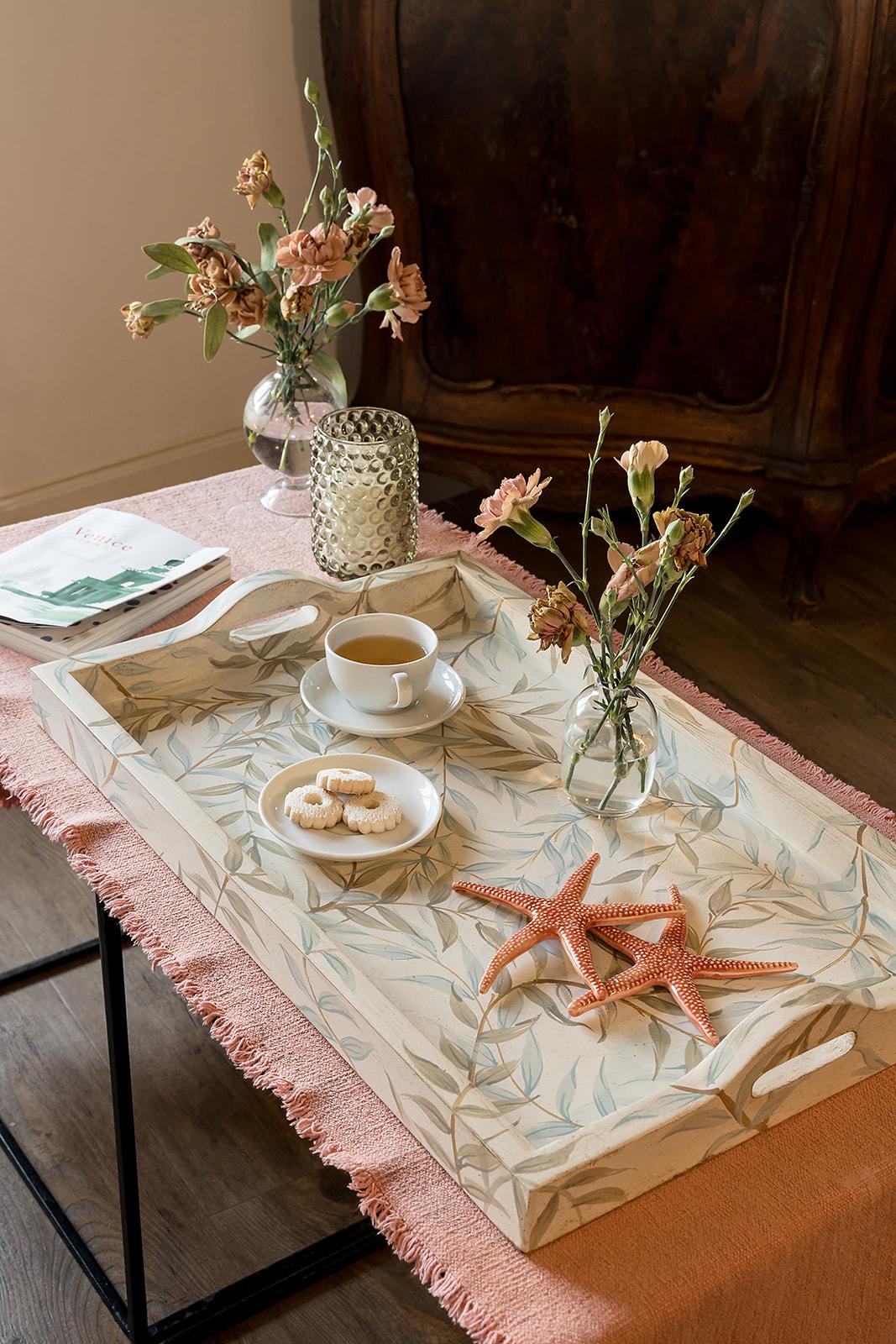 Italiano Vassoio a forma di rocchetta in stile veneziano dipinto a mano del XVIII secolo in bianco gessato con foglie in vendita