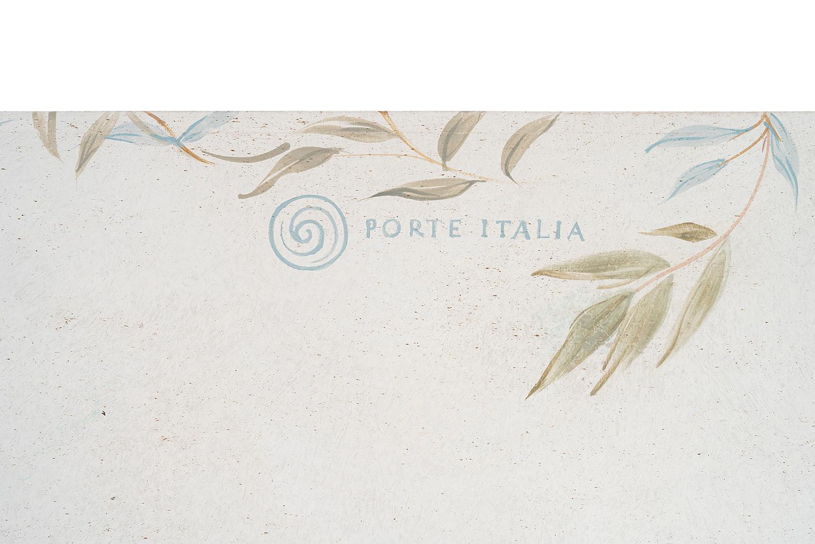 Dipinto a mano Vassoio a forma di rocchetta in stile veneziano dipinto a mano del XVIII secolo in bianco gessato con foglie in vendita