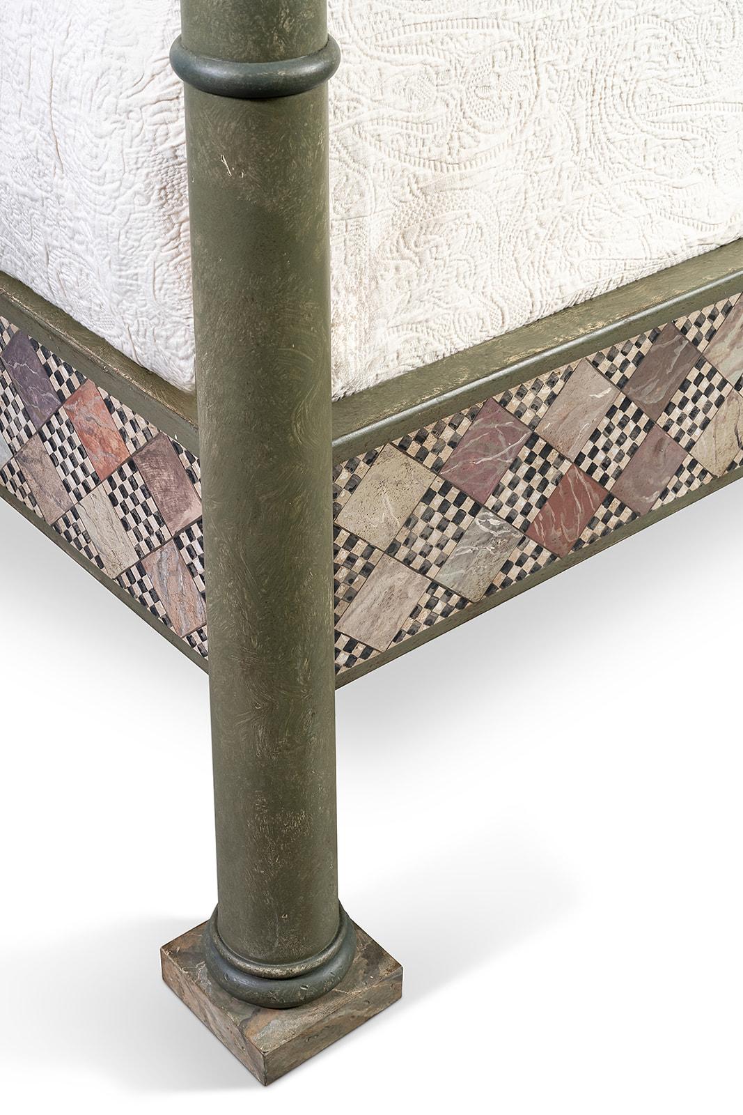 Italiano Letto Roma del XVIII secolo dipinto a mano in stile veneziano in Greene & Greene scuro con design a marmi in vendita