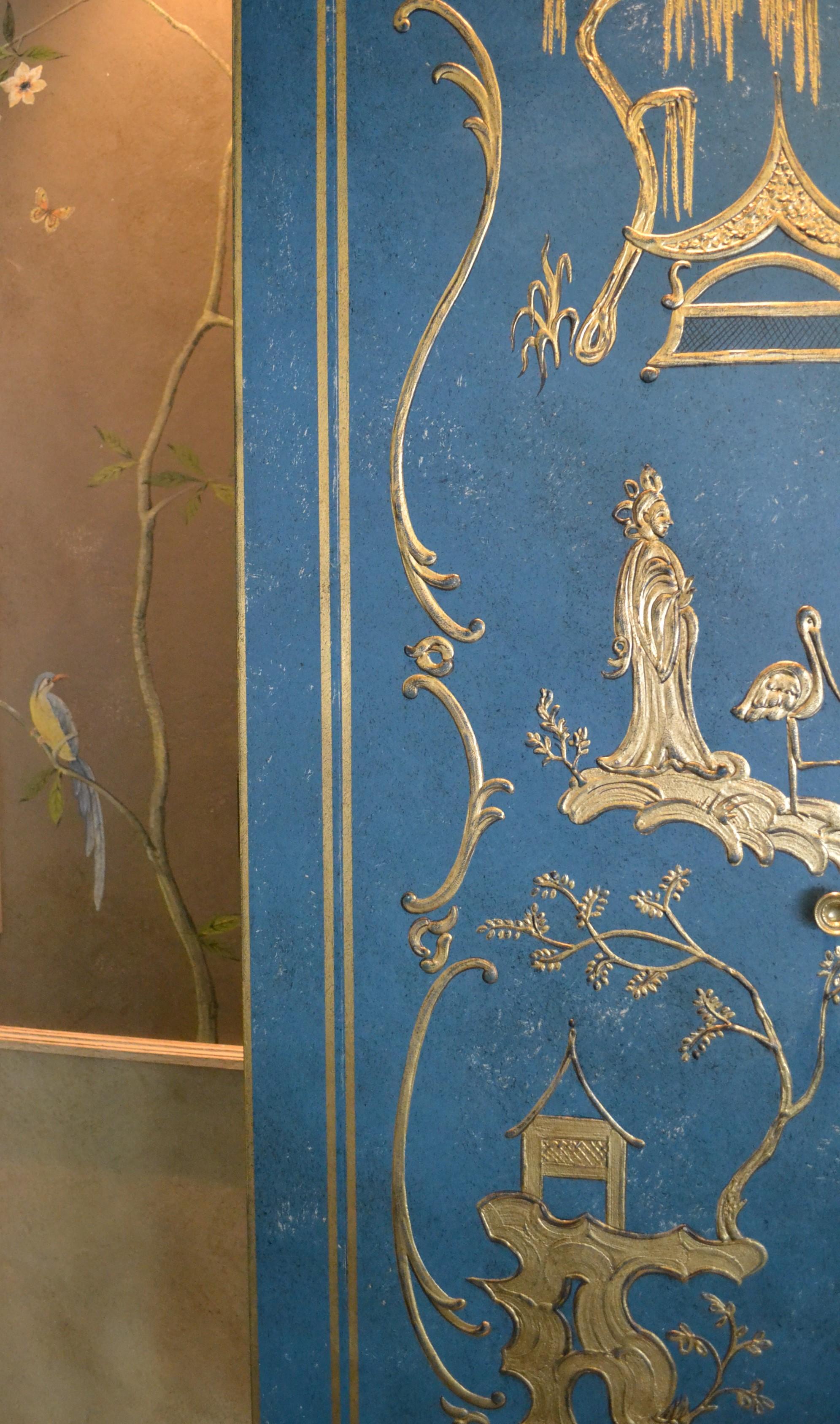 Autre Armoire Tevere de style vénitien du 18ème siècle peinte à la main, bleu foncé et chinoiserie en vente