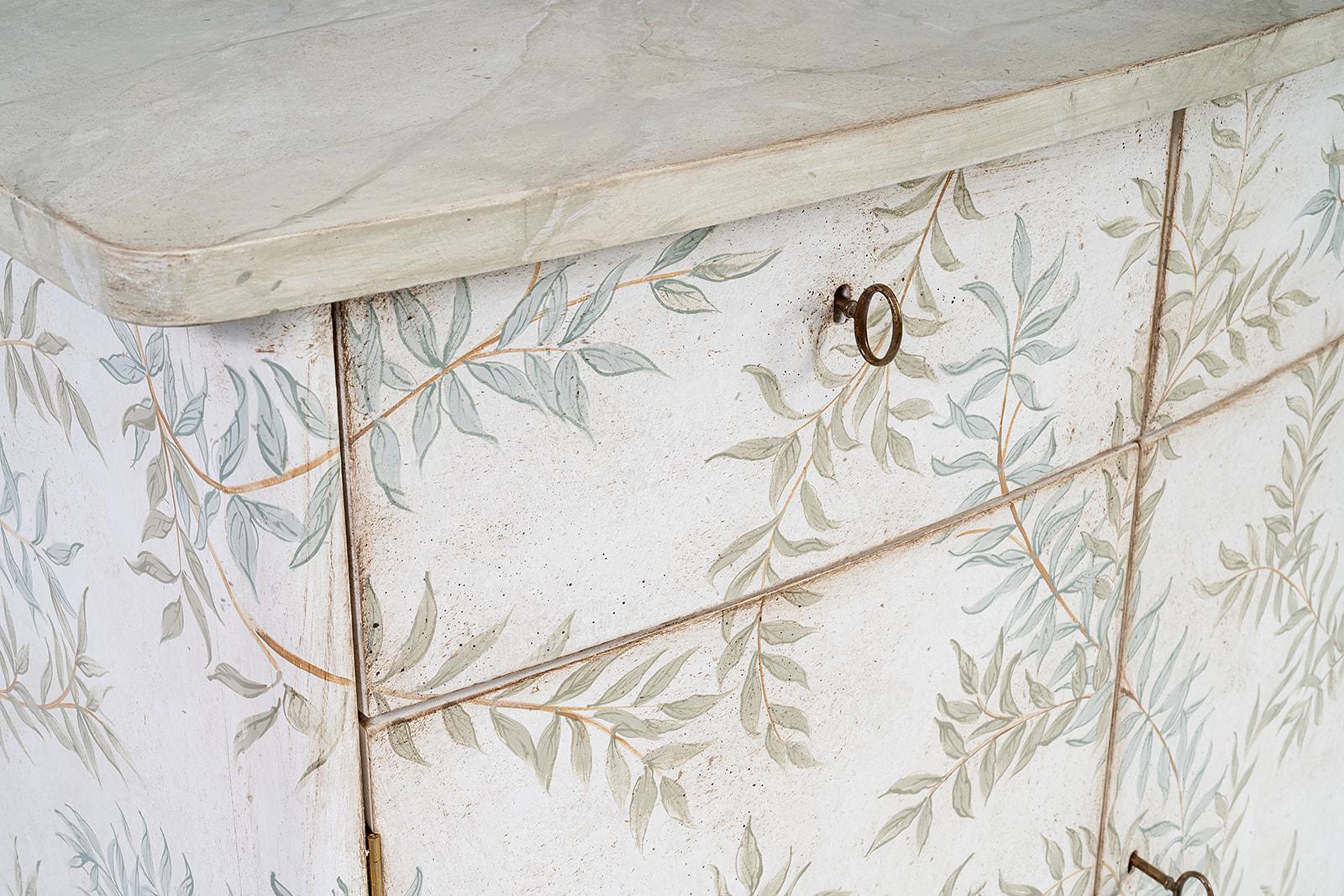 Altro 18th Century Hand-Painted Venetian Style Dorsoduro Cabinet with intertwined leaf in vendita