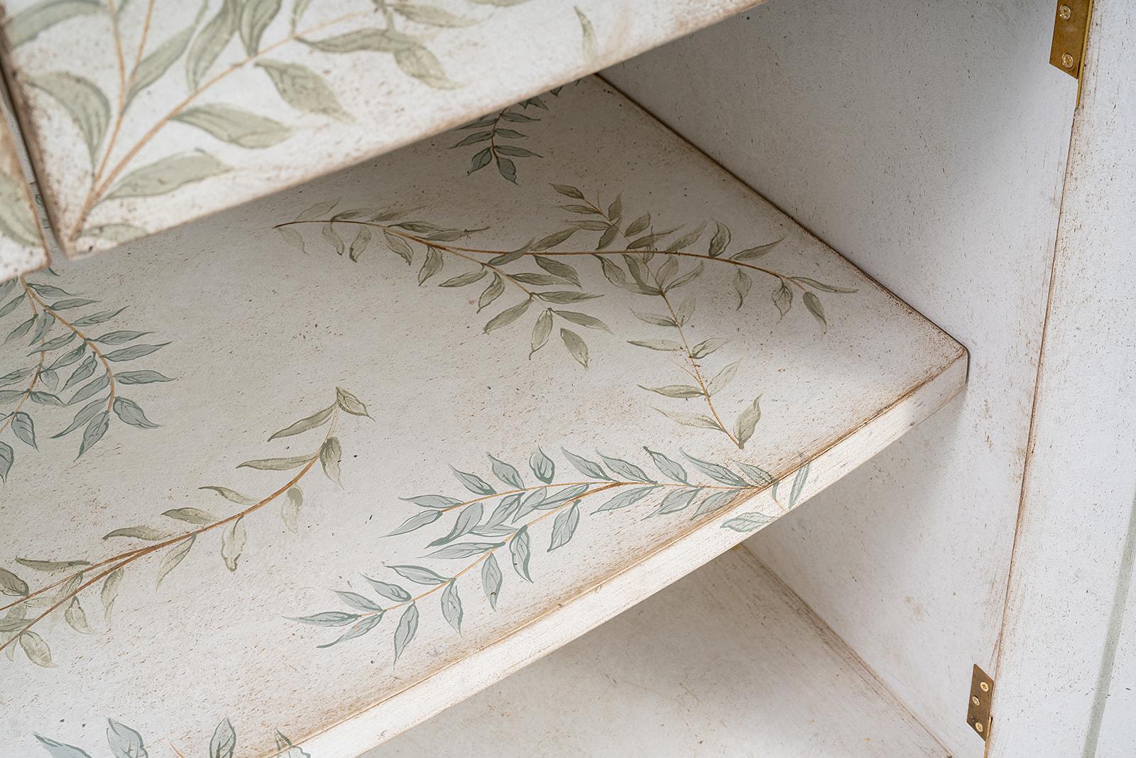 Italiano 18th Century Hand-Painted Venetian Style Dorsoduro Cabinet with intertwined leaf in vendita