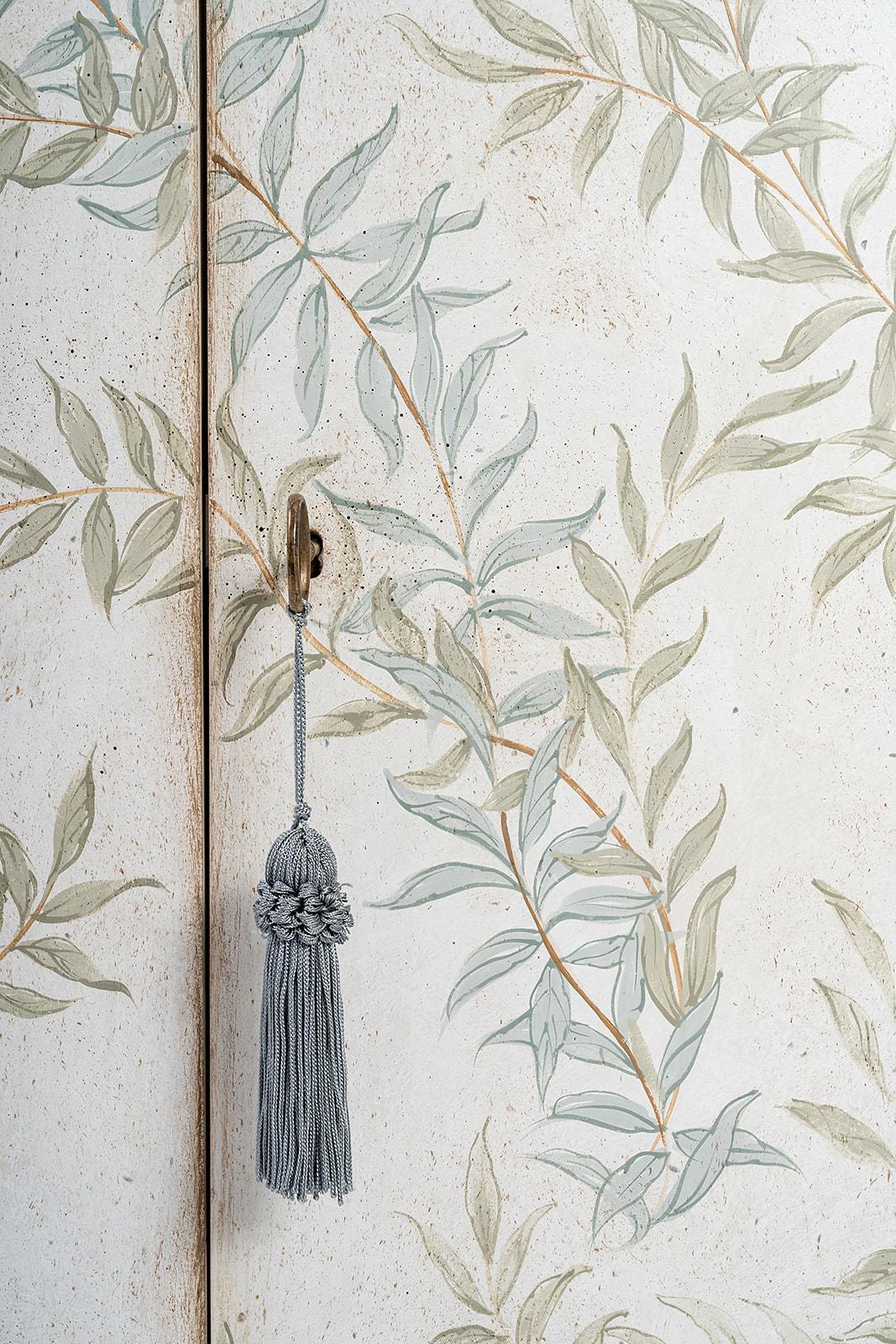 Dipinto a mano 18th Century Hand-Painted Venetian Style Dorsoduro Cabinet with intertwined leaf in vendita