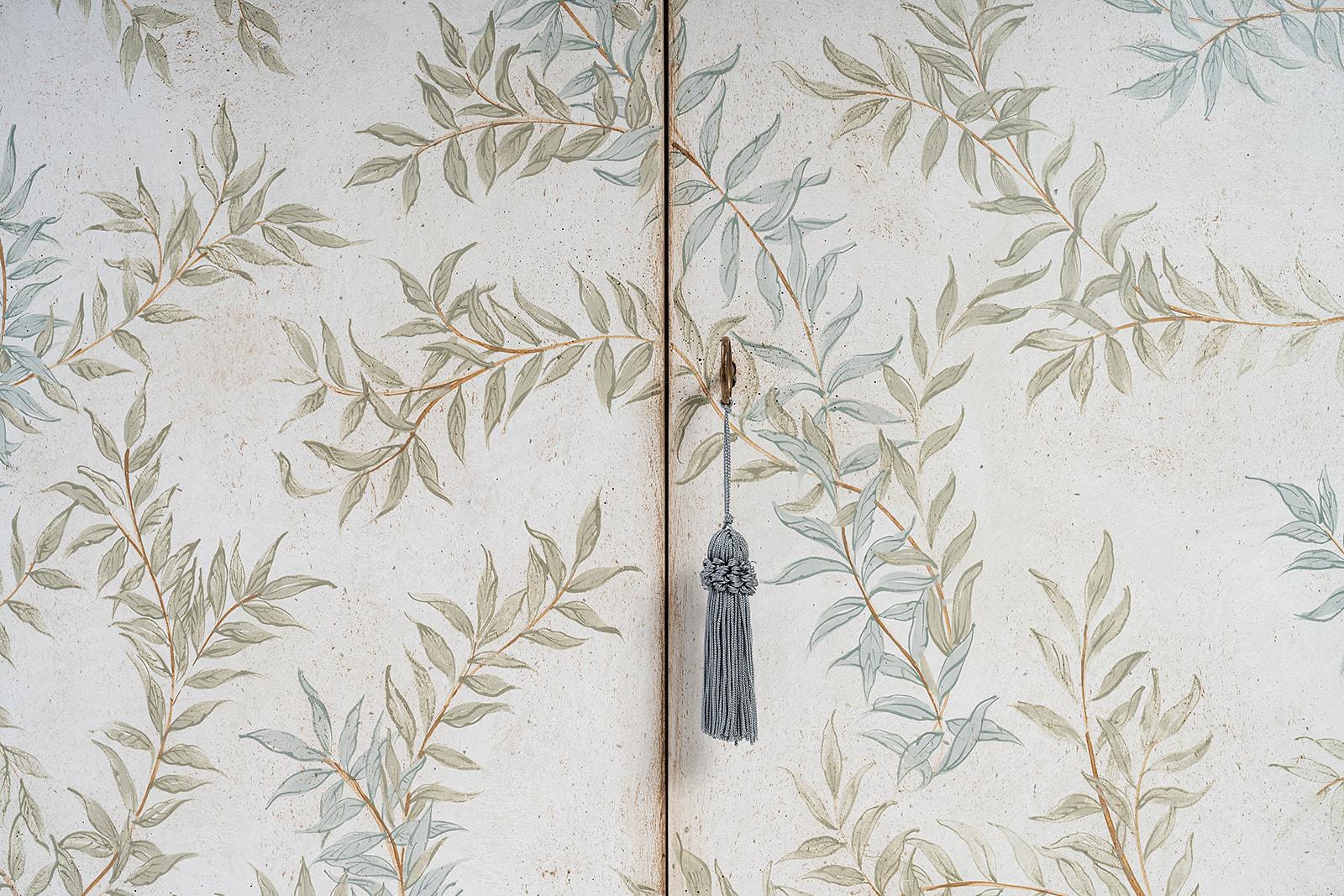18th Century Hand-Painted Venetian Style Dorsoduro Cabinet with intertwined leaf In condizioni Nuovo in vendita a Ronchi dei Legionari, IT