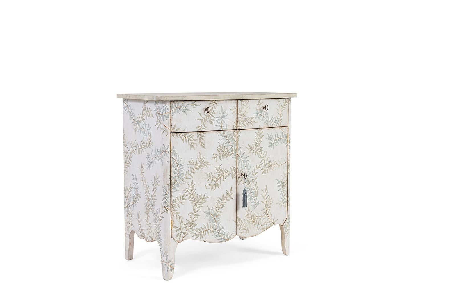 Legno 18th Century Hand-Painted Venetian Style Dorsoduro Cabinet with intertwined leaf in vendita