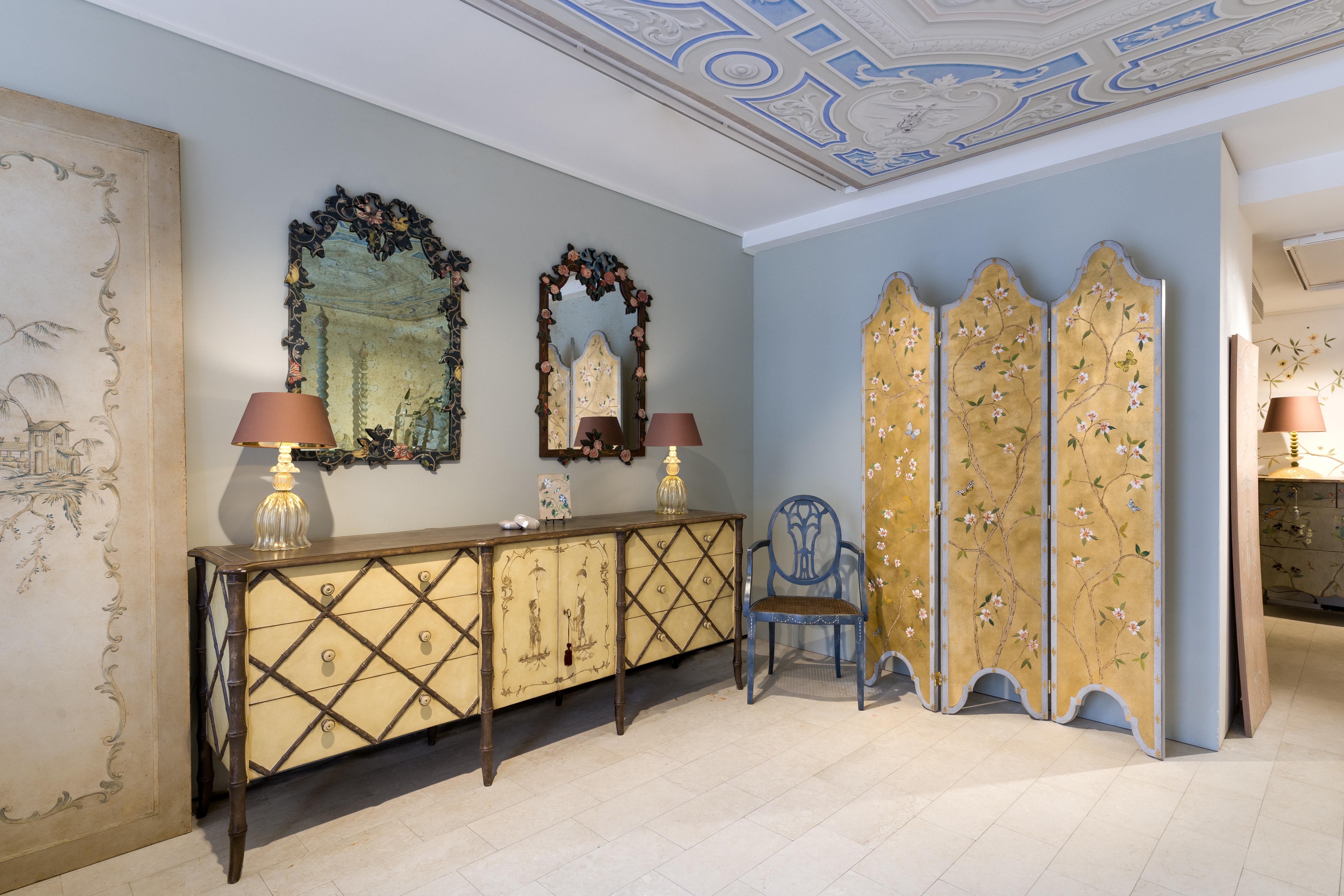 Italian 18th Century Hand-Painted Venetian Style Gold-Leaf Moro Screen with Chinoiserie For Sale