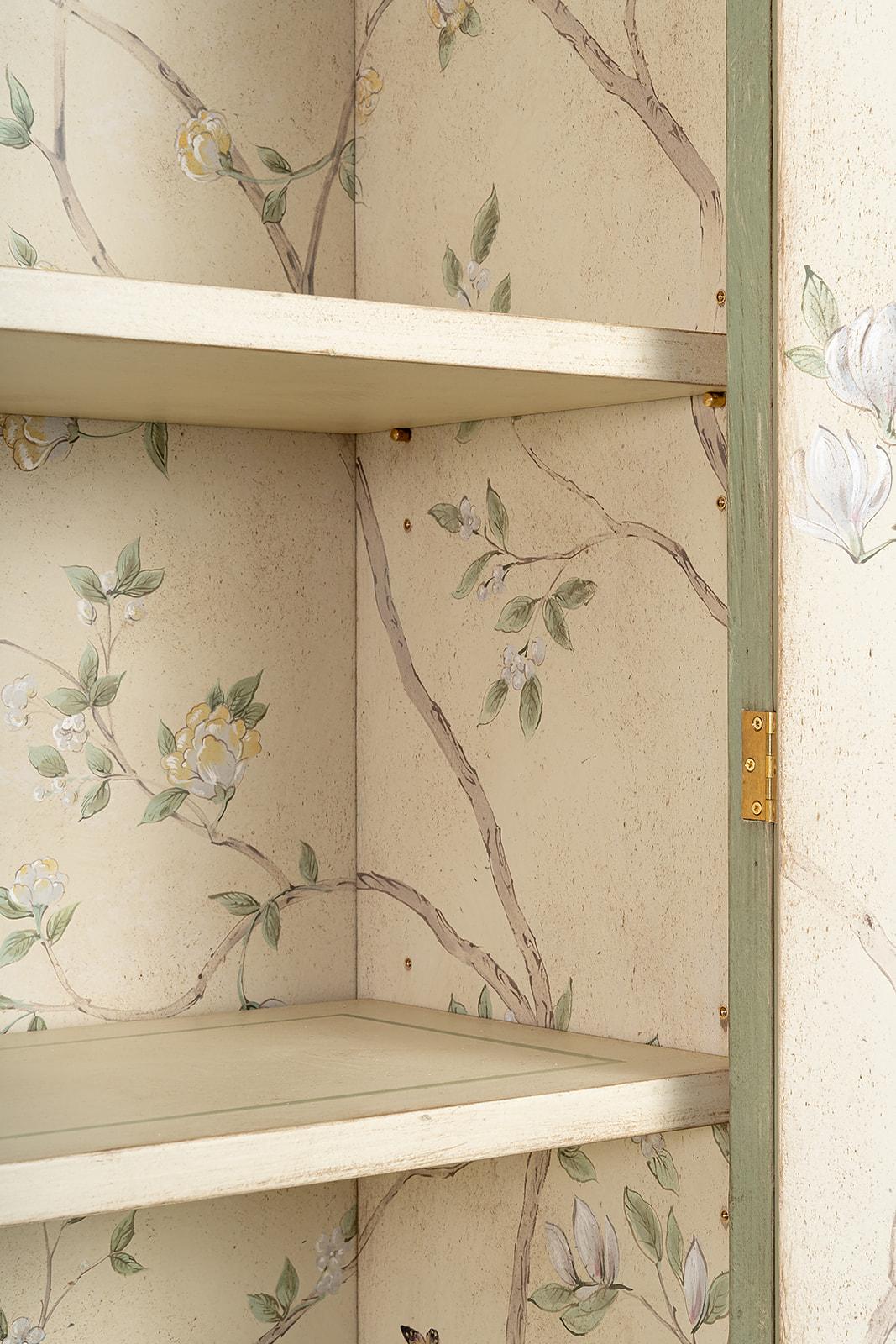 Italiano Credenza veneziana del XVIII secolo dipinta a mano in stile Greene & Greene con magnolie in vendita