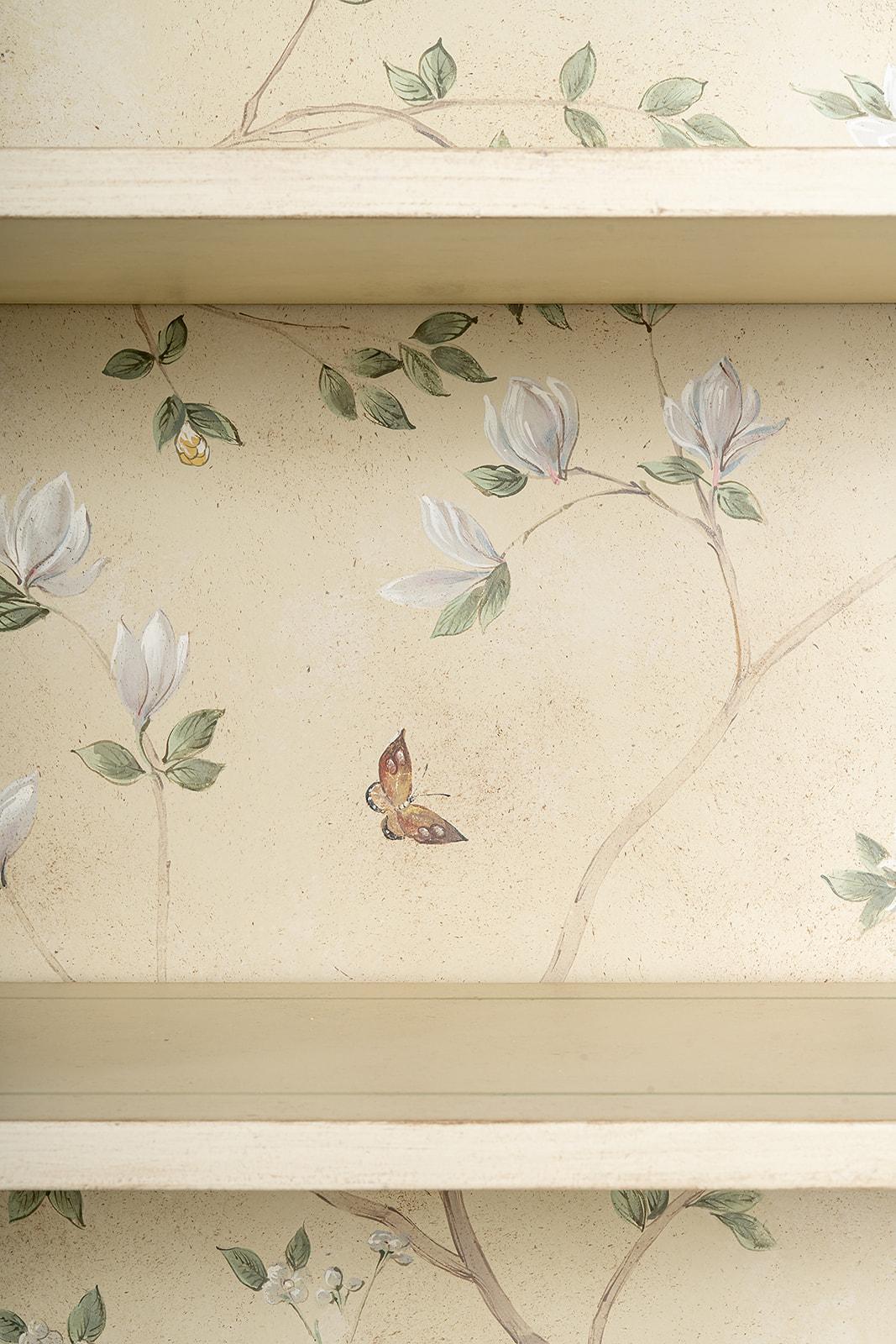 Dipinto a mano Credenza veneziana del XVIII secolo dipinta a mano in stile Greene & Greene con magnolie in vendita