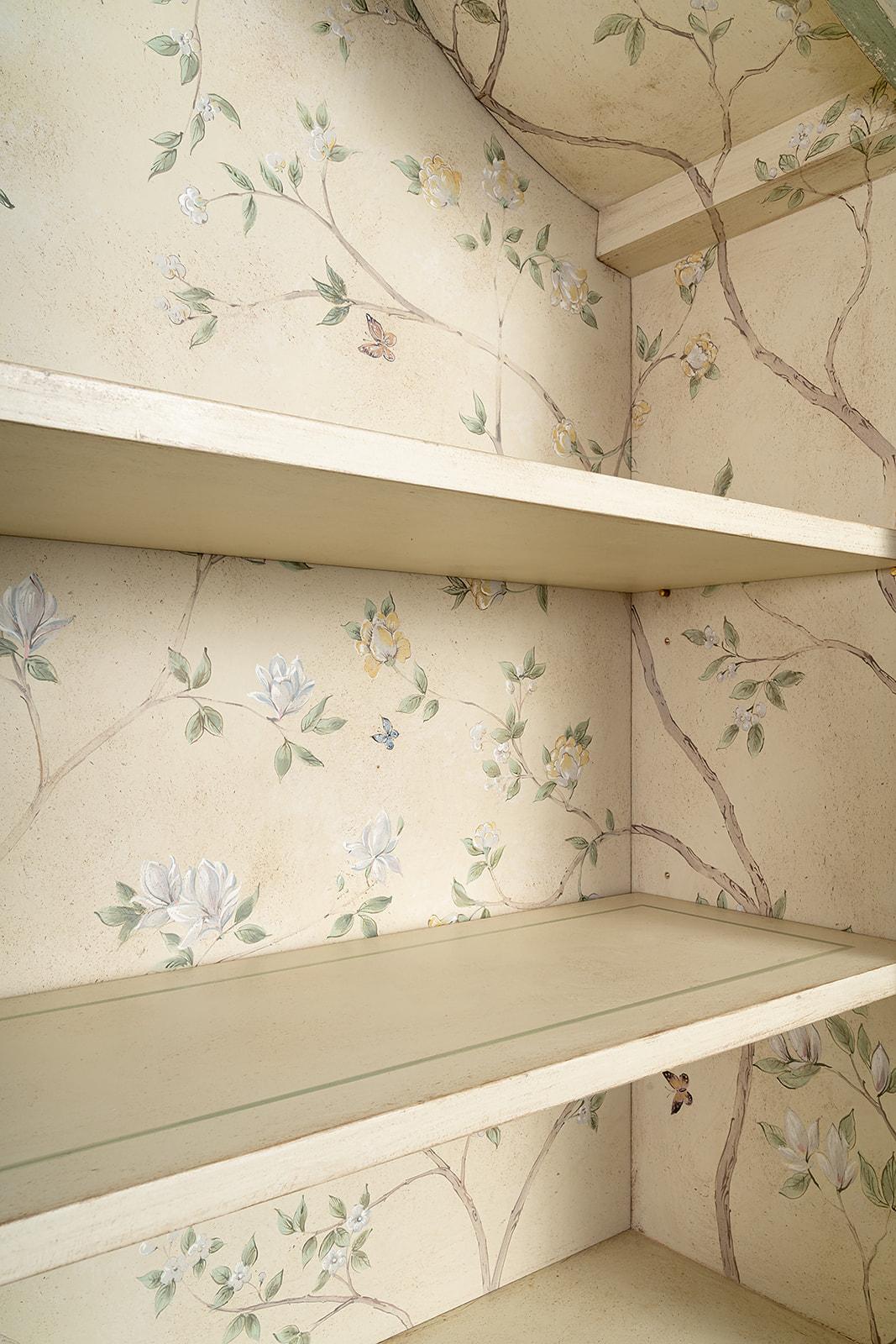 Credenza veneziana del XVIII secolo dipinta a mano in stile Greene & Greene con magnolie In condizioni Nuovo in vendita a Ronchi dei Legionari, IT