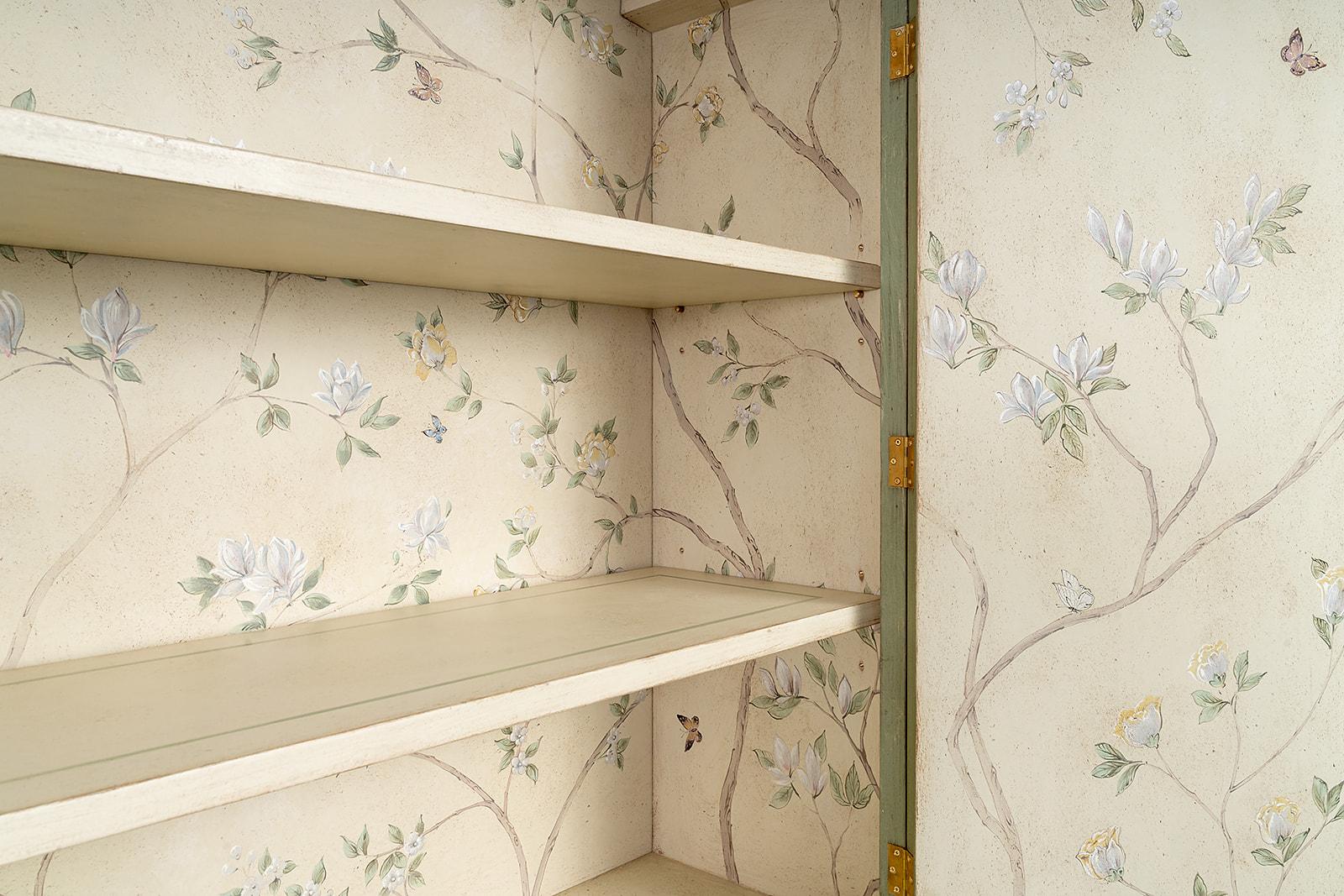 XXI secolo e contemporaneo Credenza veneziana del XVIII secolo dipinta a mano in stile Greene & Greene con magnolie in vendita