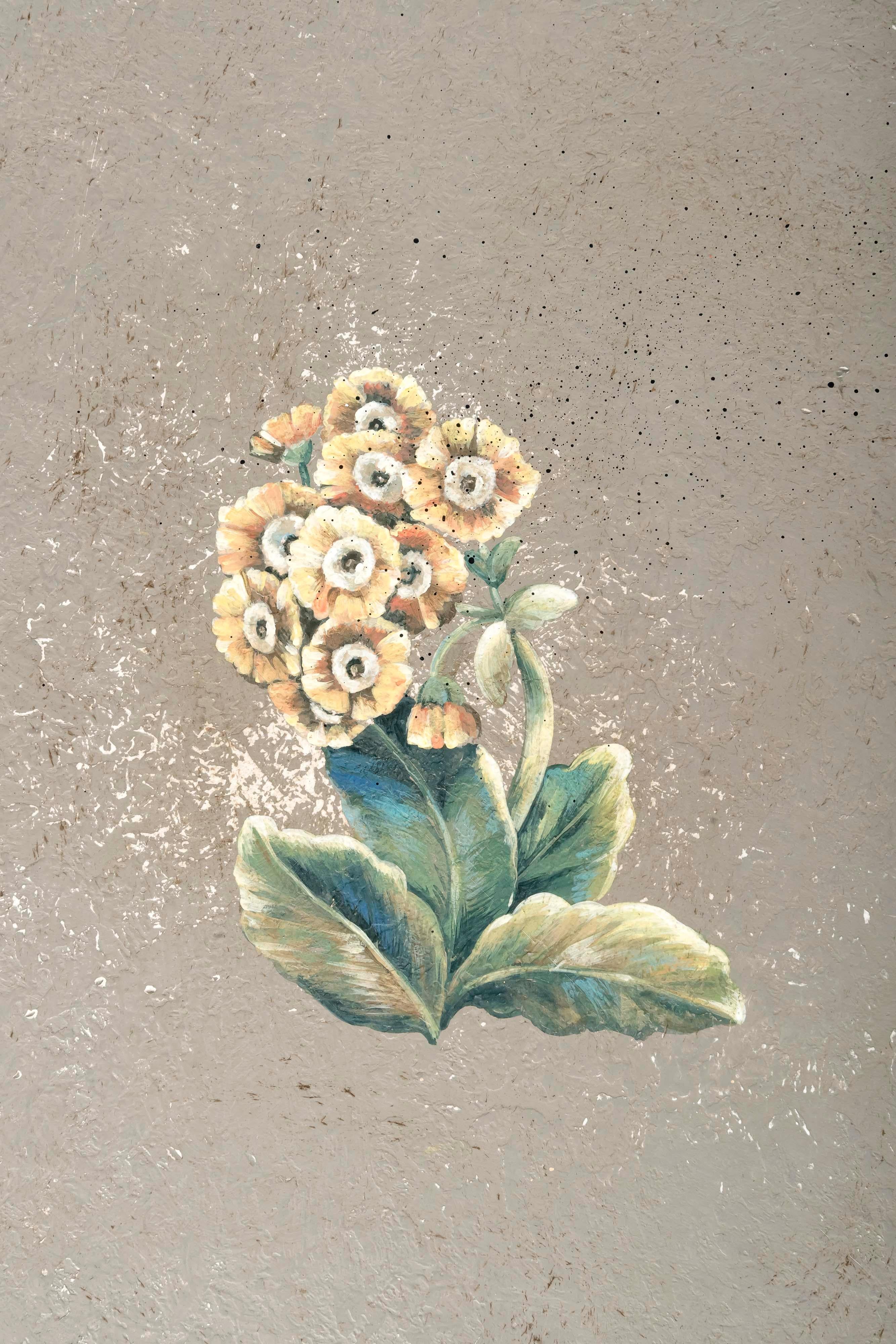 Peint à la main Table basse Rialto grise de style vénitien du 18ème siècle peinte à la main avec fleurs en vente