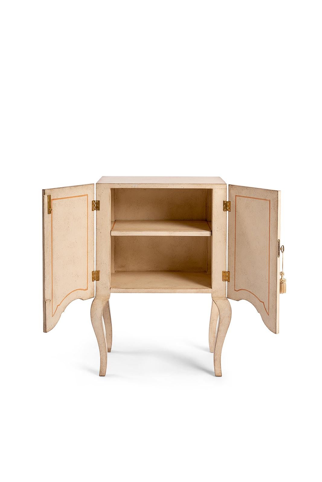 De notre Collection Sal, nous avons le plaisir de vous présenter notre table de nuit Brenta - Cabinet. 
Cette table de nuit Brenta classique, de style vénitien, porte une veste inhabituelle : le décor inspiré d'Arlequin, enrichi d'un précieux cadre