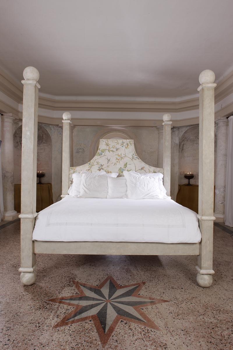 Aus unserer Collection'S für handbemalte Möbel stellen wir Ihnen das Bett Star Jasmin vor, das mit seinen großen, steinfarbenen Pfosten und den Kanonenkugeln und -füßen Kraft und Präsenz ausstrahlt. 
Auf weißem Hintergrund mit handgemalten Blumen,