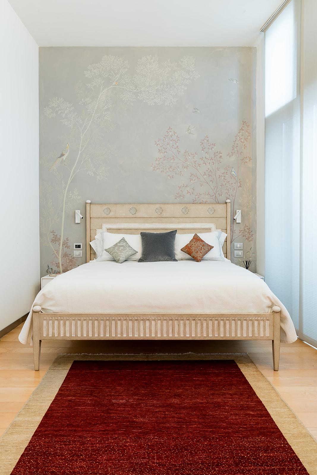 We are pleased to introduce you to our Veronese Bed. 
A beautiful simple-lined headboard, fully hand-painted down to the smallest detail. 
As per our traditions, the high headboard becomes a full canvas in the hands of our artists. 
In this case, we