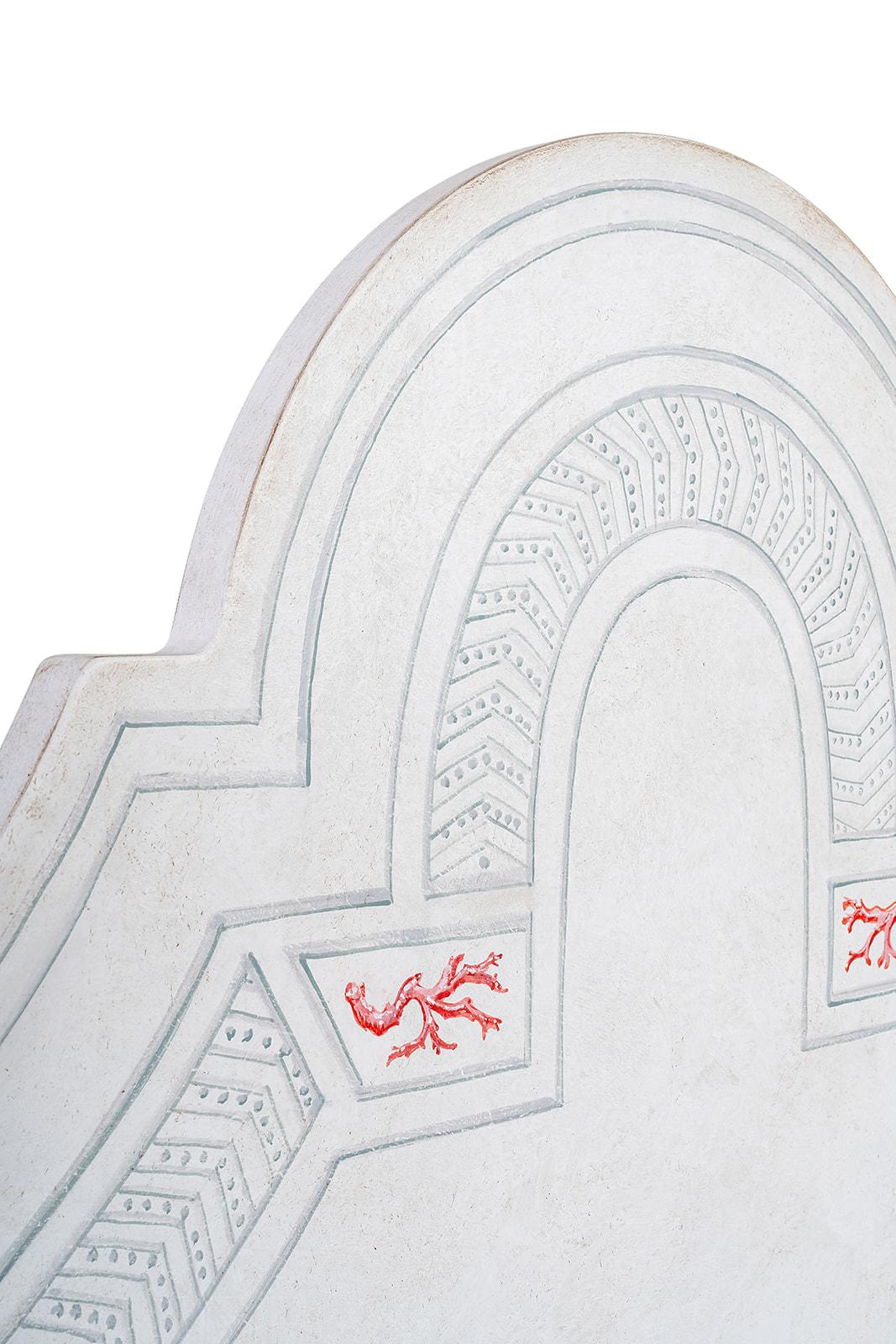 De notre Collection de meubles peints à la main, nous avons le plaisir de vous présenter notre lit Roma blanc crayeux avec des poteaux en bambou vert. 

Un lit peint à la main qui évoque le calme côtier et la grâce intemporelle. Ses poteaux verts en