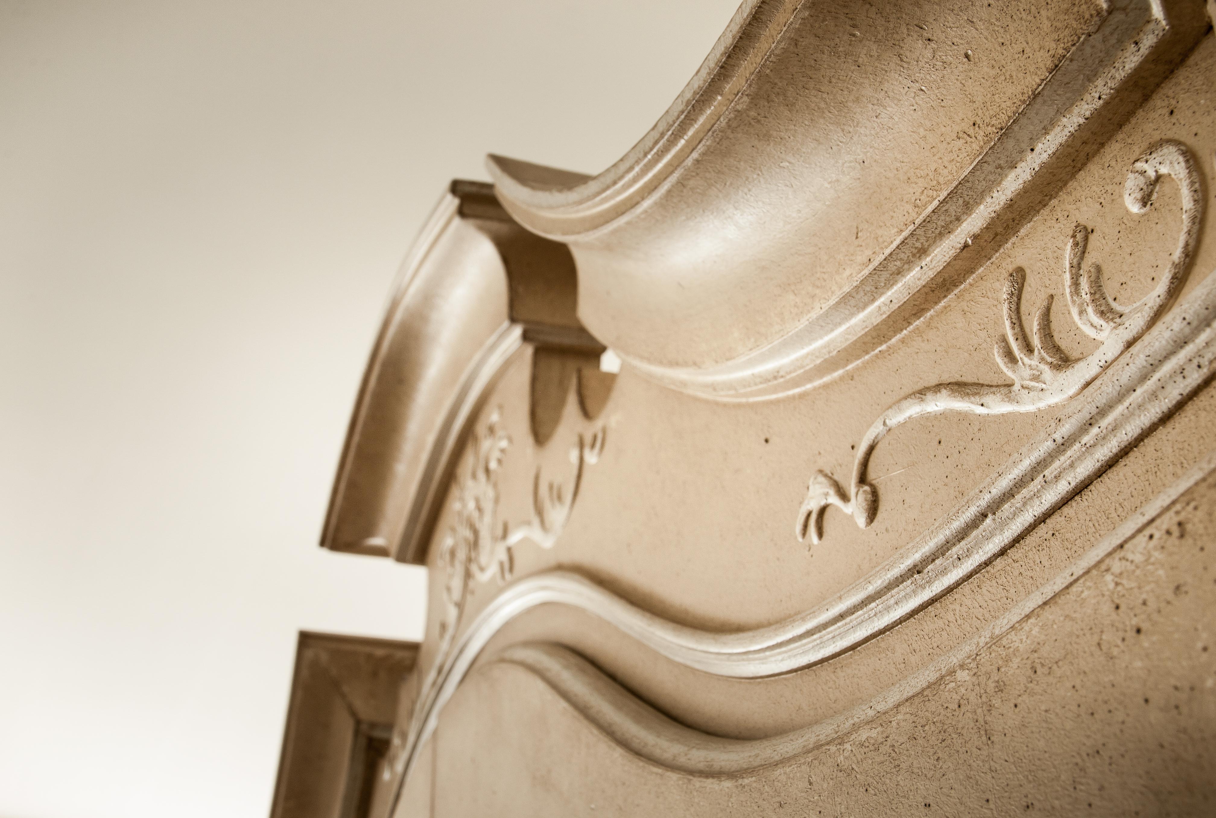 Italiano Armoire veneziano del XVIII secolo dipinto a mano in stile Light Taupe & Greene Padua in vendita