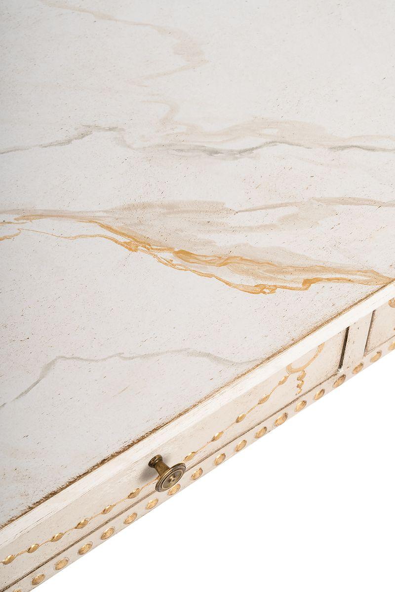 Aus unserer Hand-Painted Furniture Collection freuen wir uns, Ihnen unseren Provenza Tisch in hellem Taupe vorzustellen.

In einer raffinierten Massivholzstruktur wird dieser schöne Schreibtisch mit Schubladen oder Konsole zu einer Leinwand in den