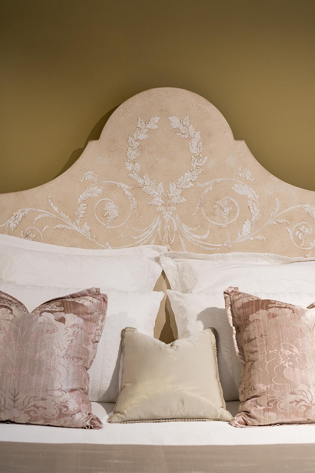 Other 18th Century Hand-Painted Venetian Style Light Taupe Roma Bed with full posts For Sale