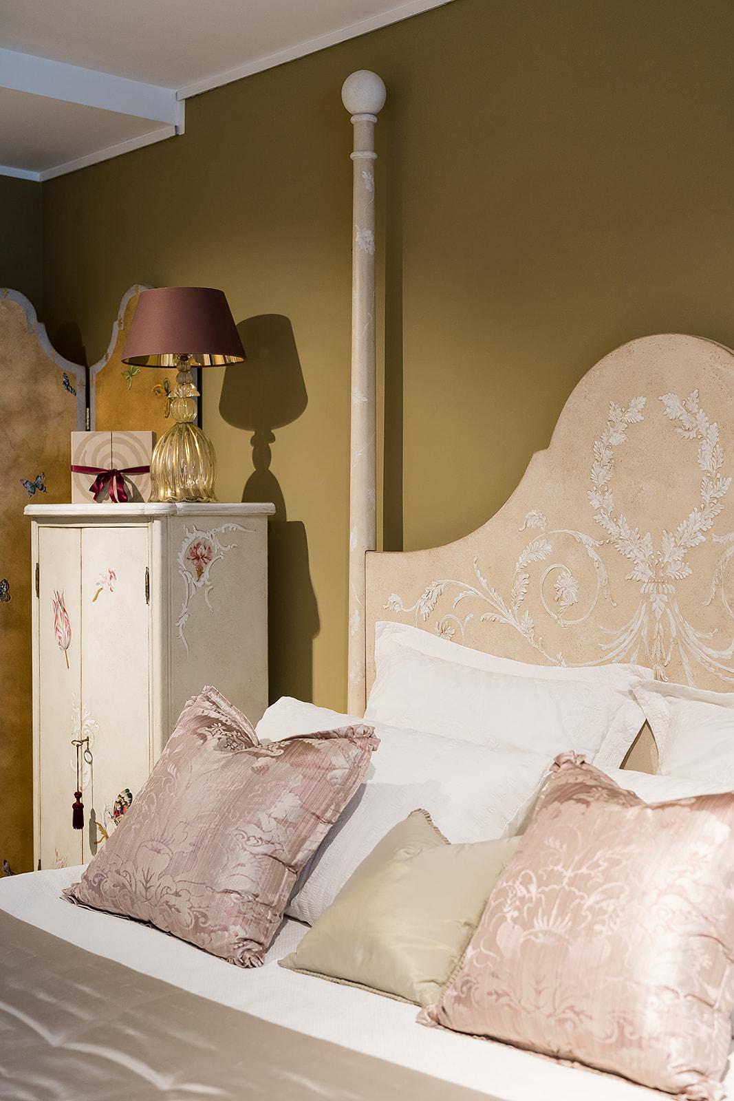 venetian style bedroom