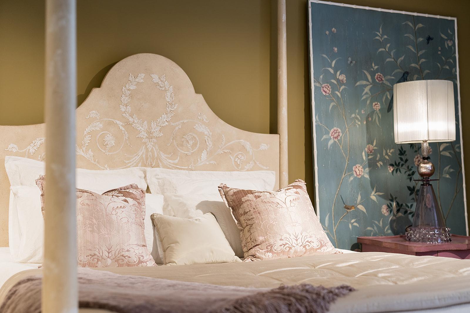 Handbemaltes Roma-Bett im venezianischen Stil des 18. Jahrhunderts in hellem Taupe mit vollständigen Pfosten (21. Jahrhundert und zeitgenössisch) im Angebot