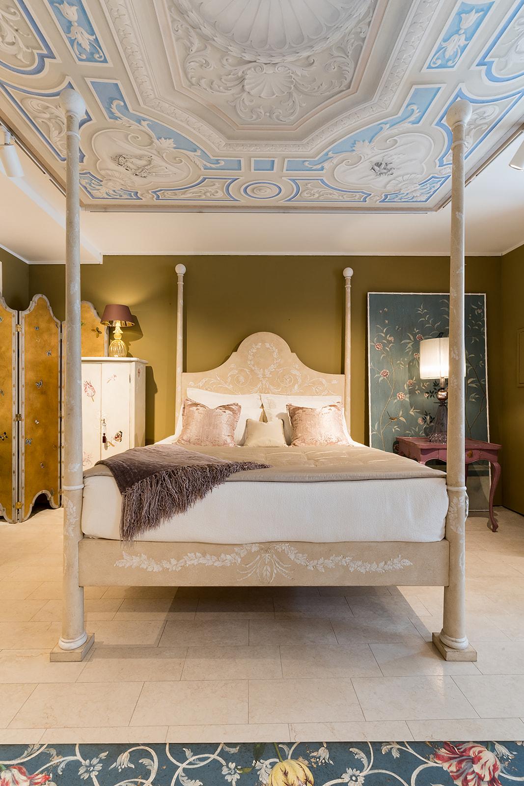 Handbemaltes Roma-Bett im venezianischen Stil des 18. Jahrhunderts in hellem Taupe mit vollständigen Pfosten im Angebot 2