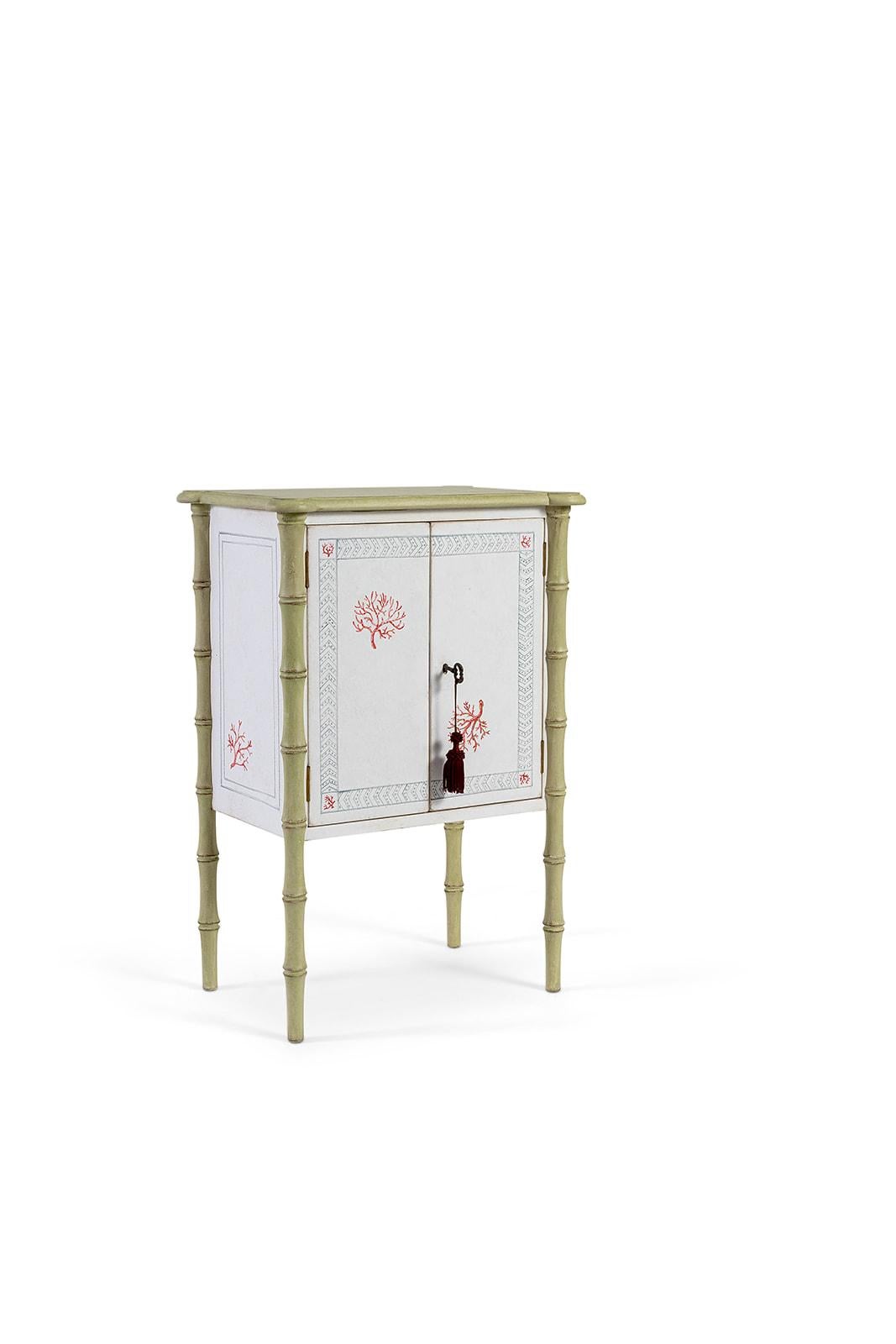 Dalla nostra collezione di mobili dipinti a mano, siamo lieti di presentarti il nostro comodino Lombardia in bambù con coralli. 

Questo pezzo completa il Roma Bed Bamboo con il suo armonioso mix di artigianato e carattere.
Dipinto a mano in bianco