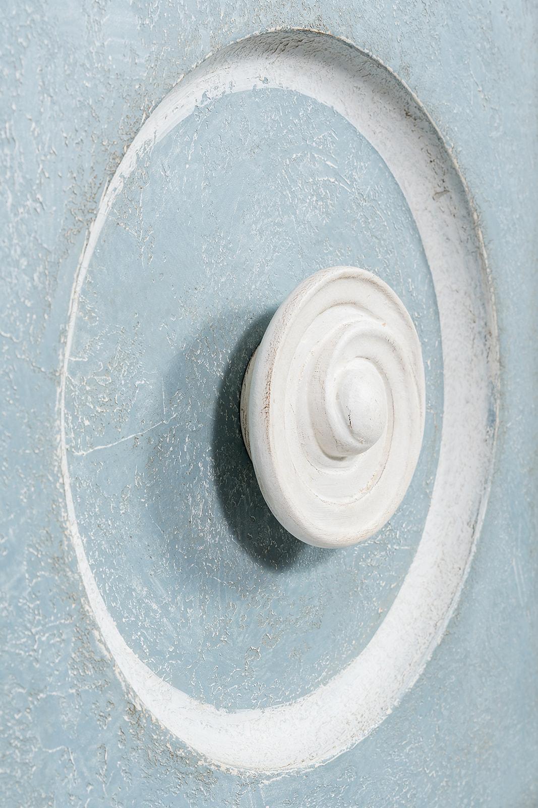 De notre Collection de meubles peints à la main, nous avons le plaisir de vous présenter notre bibliothèque Morning Glory bleu Parma avec des vignes et des papillons. 
Nous aimons la façon dont cette pièce ressemble à un souffle tranquille de