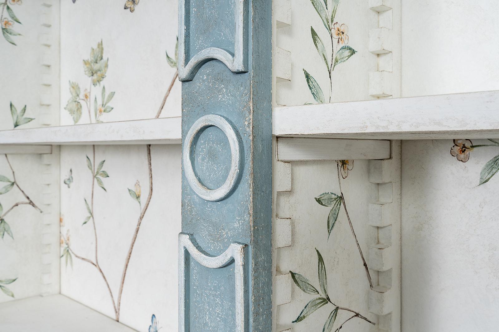 italien Bibliothèque de style vénitien du 18e siècle, peinte à la main et de couleur bleu Parma en vente