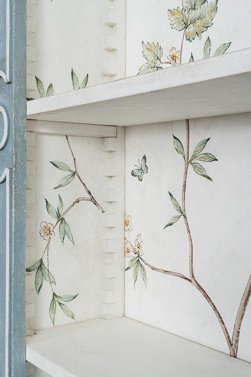 Peint à la main Bibliothèque de style vénitien du 18e siècle, peinte à la main et de couleur bleu Parma en vente