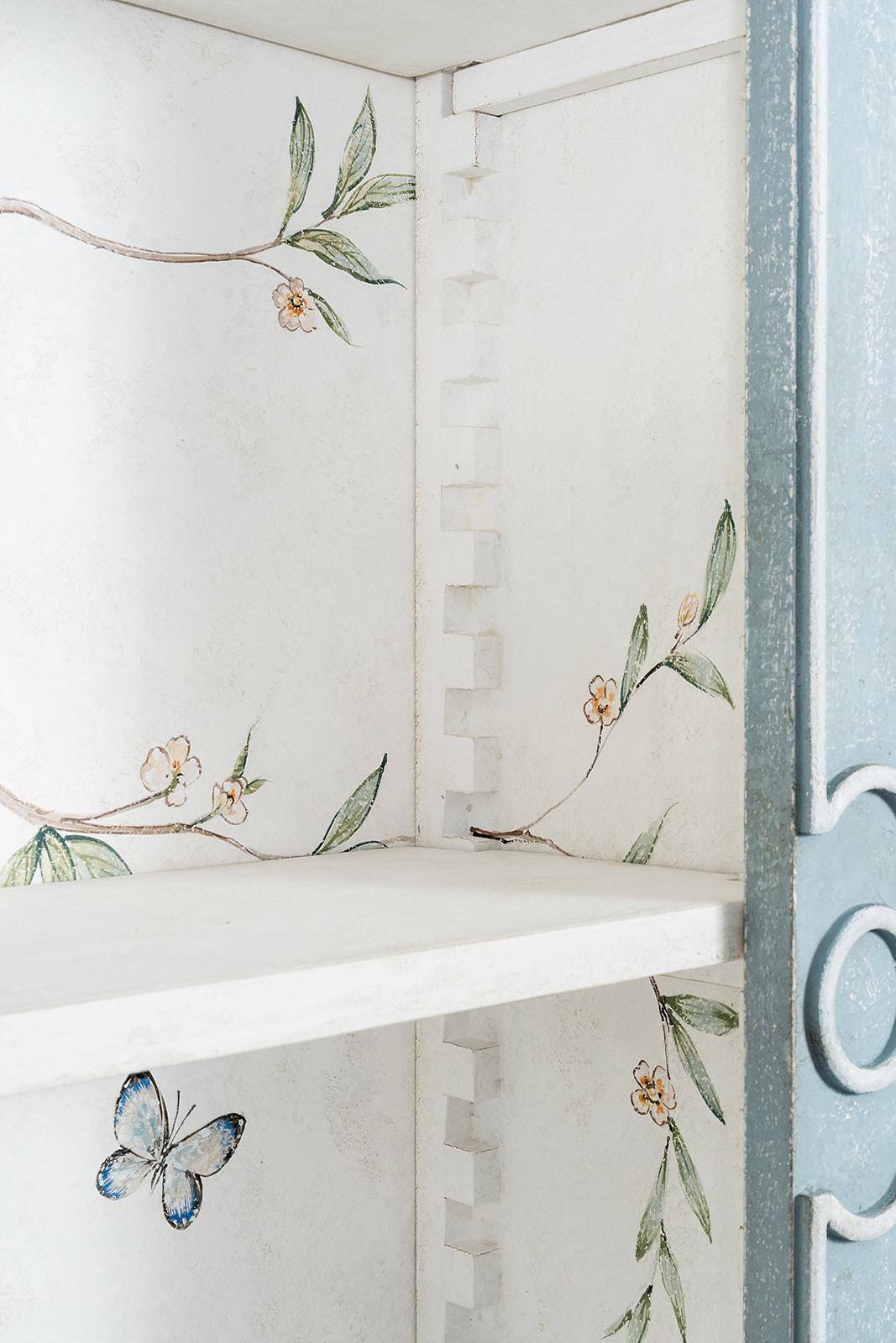 XXIe siècle et contemporain Bibliothèque de style vénitien du 18e siècle, peinte à la main et de couleur bleu Parma en vente