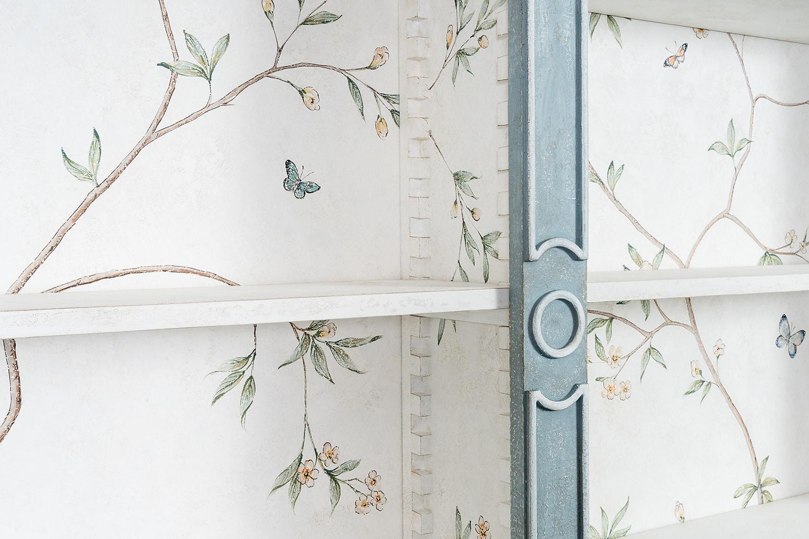 Bois Bibliothèque de style vénitien du 18e siècle, peinte à la main et de couleur bleu Parma en vente