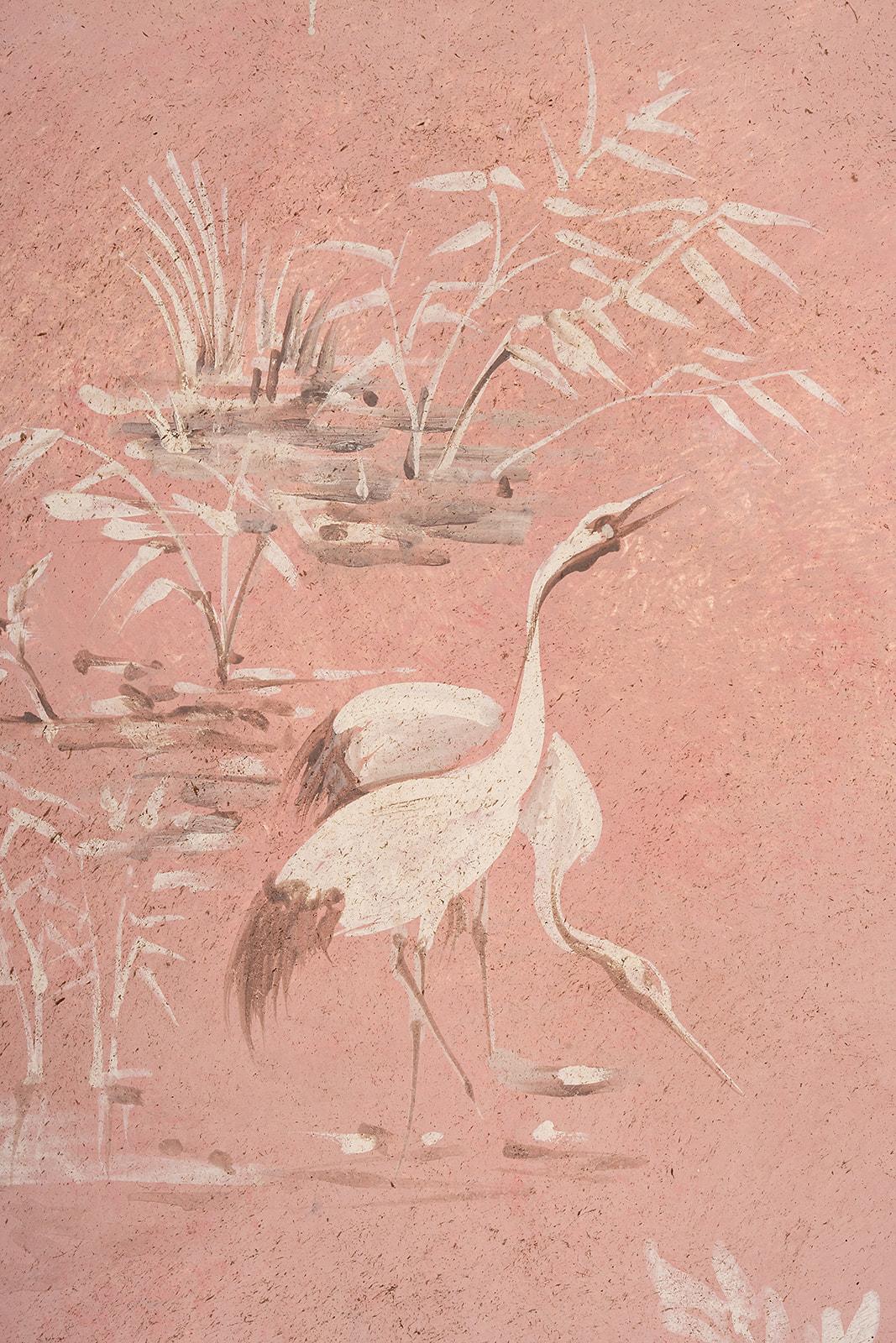 Le panneau Bellini est une expression poétique de l'élégance intemporelle. Peinte à la main en rose tendre avec des scènes de chinoiseries complexes en taupe clair, cette pièce fait écho au romantisme de la Venise du XVIIIe siècle. Encadré d'une